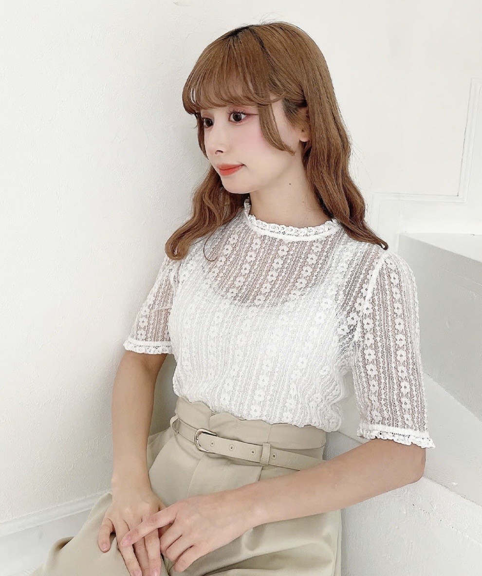 フラワーモチーフのストライプレースを使用したガーリーなトップス🍎