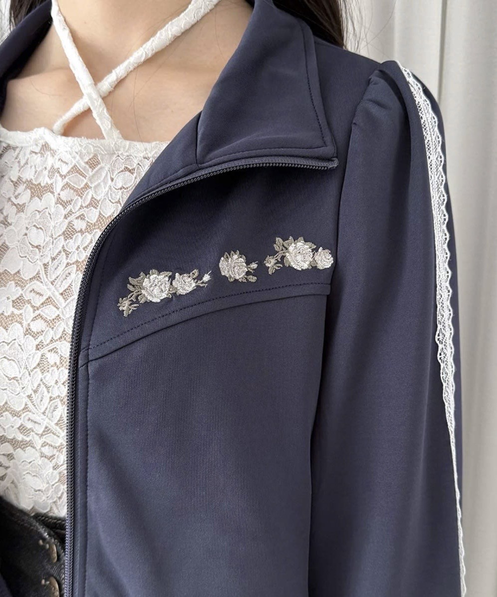 繊細なローズ刺繍を施し、上品に仕上げたトラックジャケット🥀