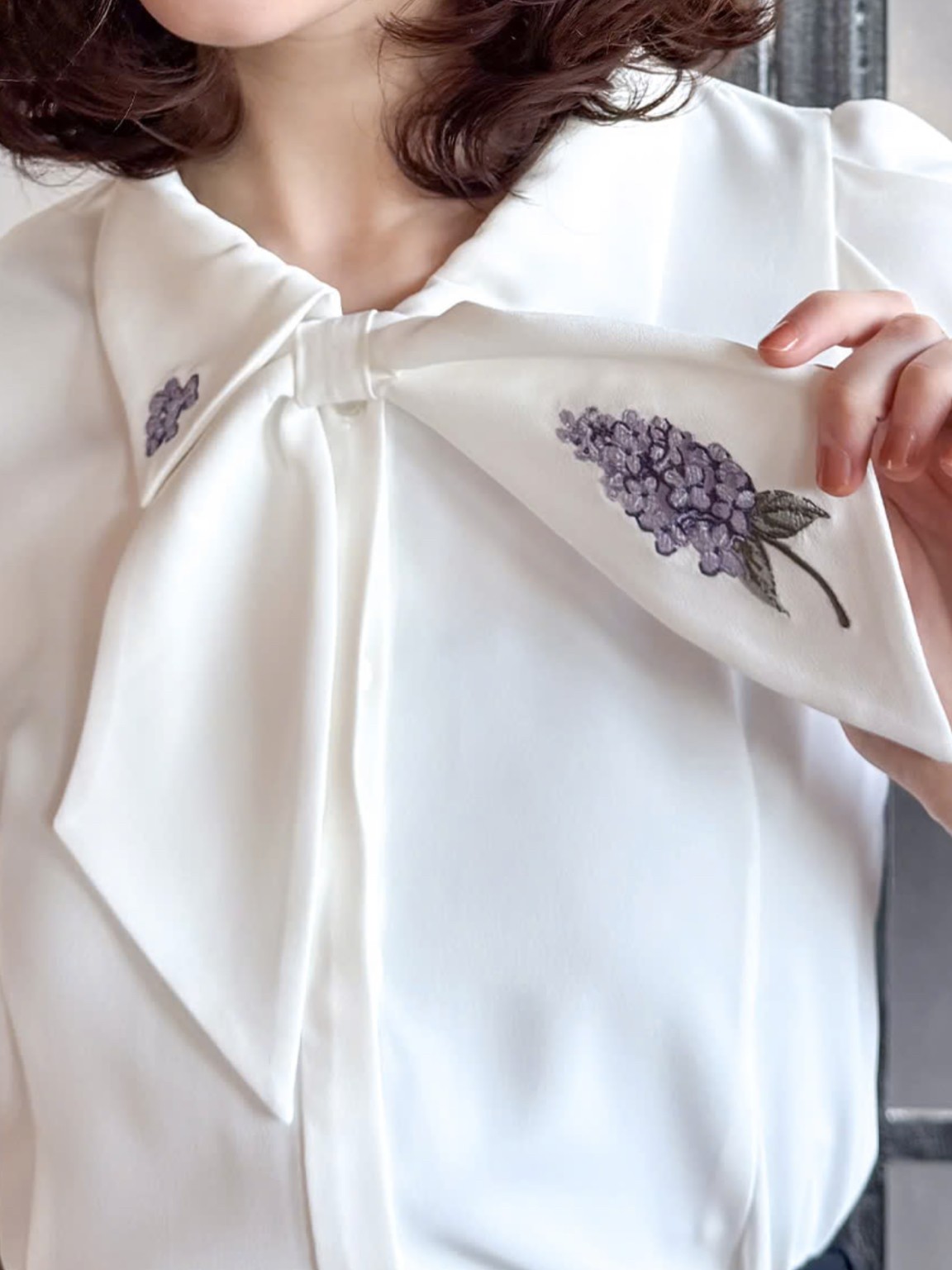 ライラックの繊細な花刺繍が、爽やかで目を惹くブラウス🪻