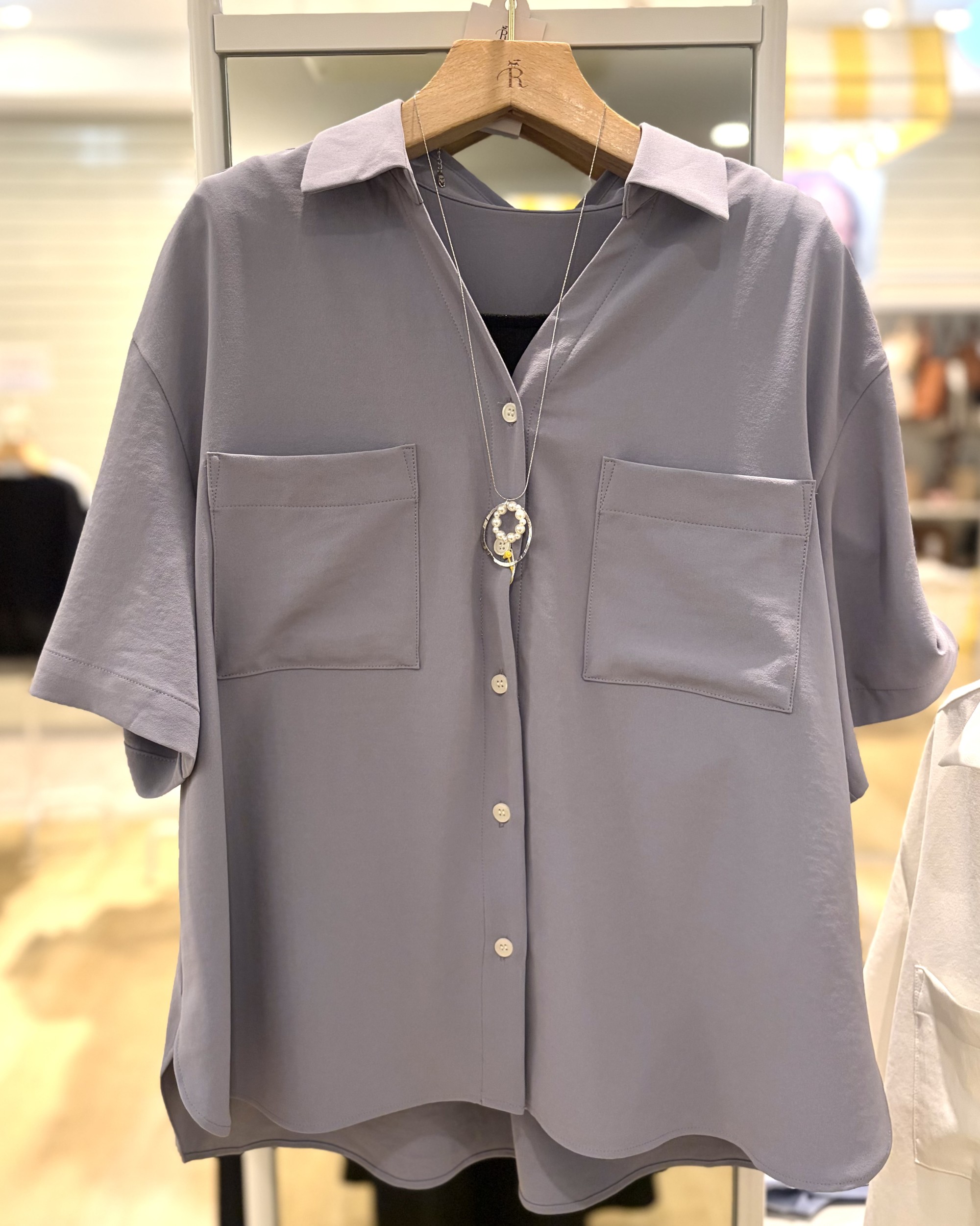 【しなやかなジョーゼットが上品に揺れる】スキッパーブラウス。
