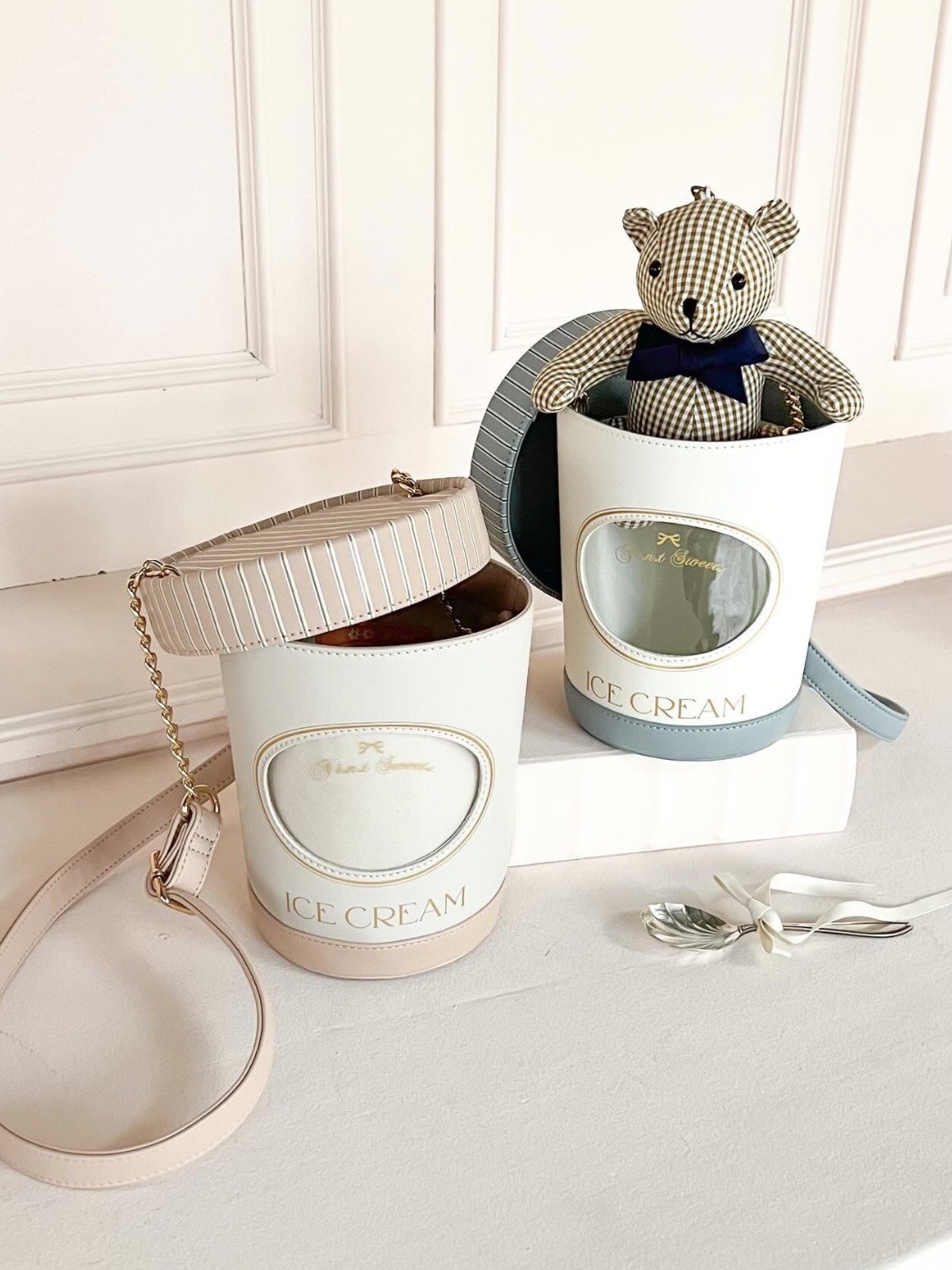 アイスクリームのカップがそのままバッグになったような、とびきりキャッチーなショルダーバッグ♡