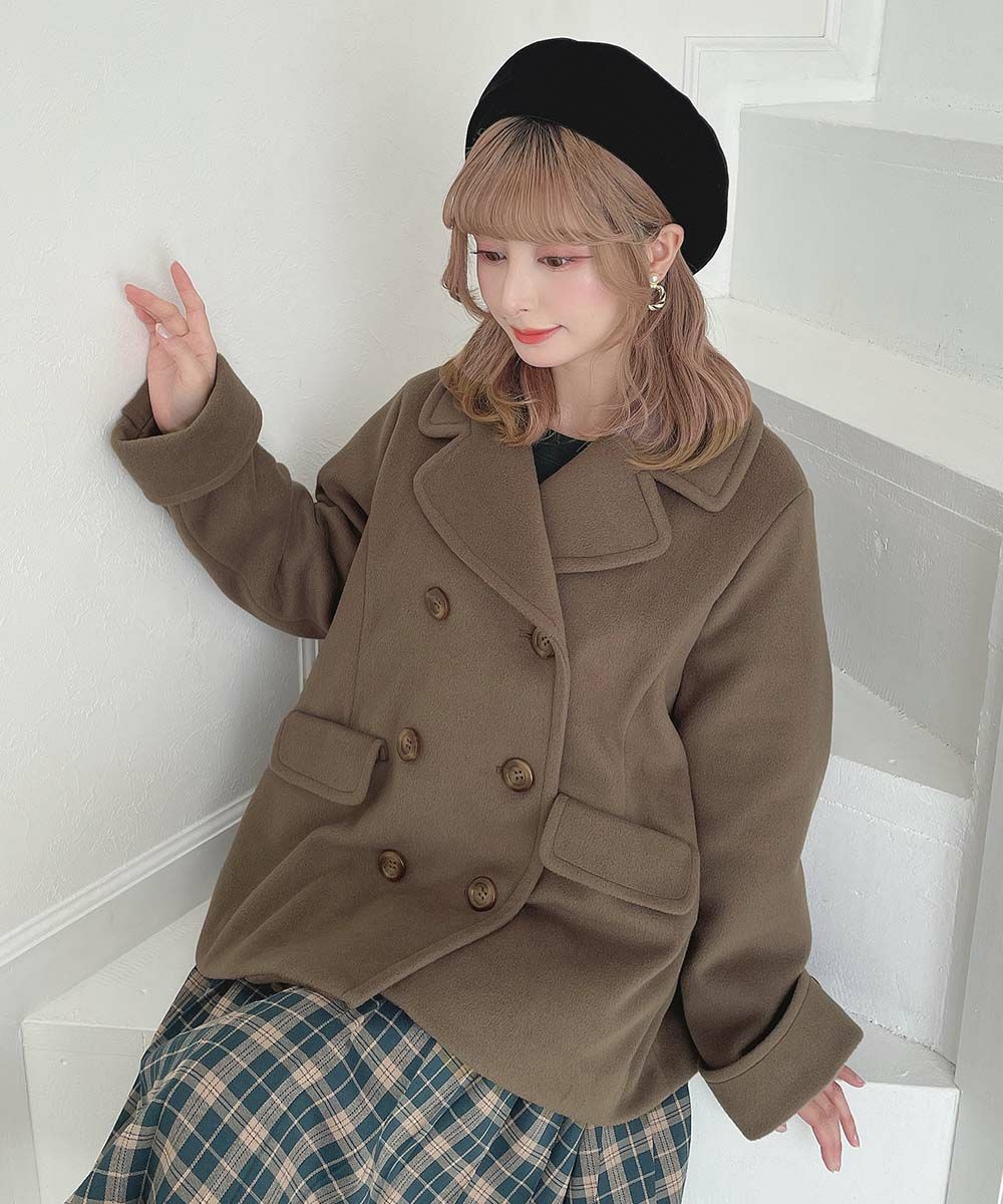 フロントのダブル釦とAラインのシルエットがプレッピーなコート💐