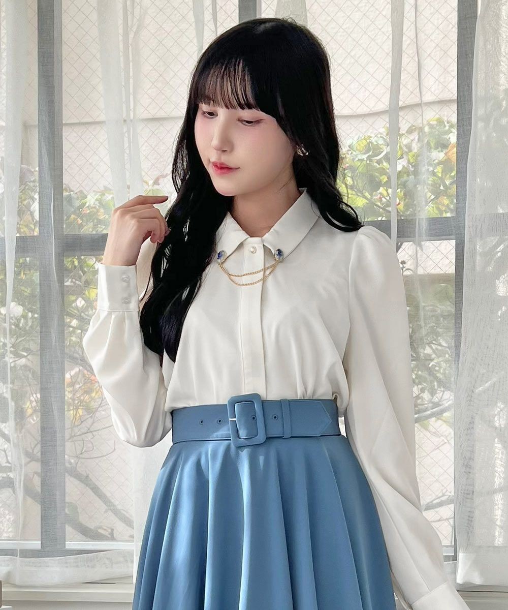 アンティーク調のローズカメオブローチが目を惹くブラウス💐