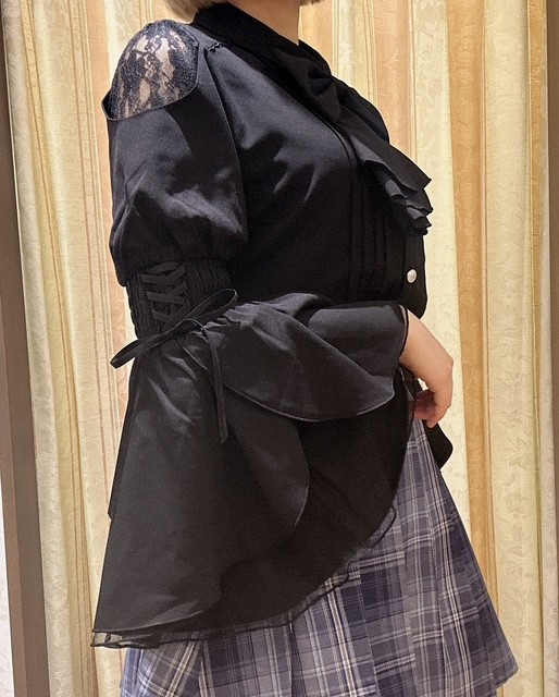 フリルたっぷり姫袖ブラウス