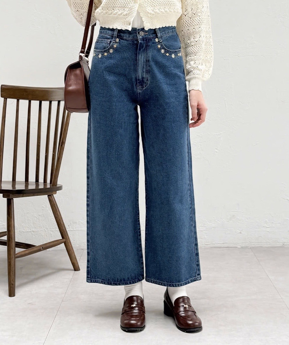 ポケット周りにあしらった小花刺繍がキュートなデニムパンツ♡