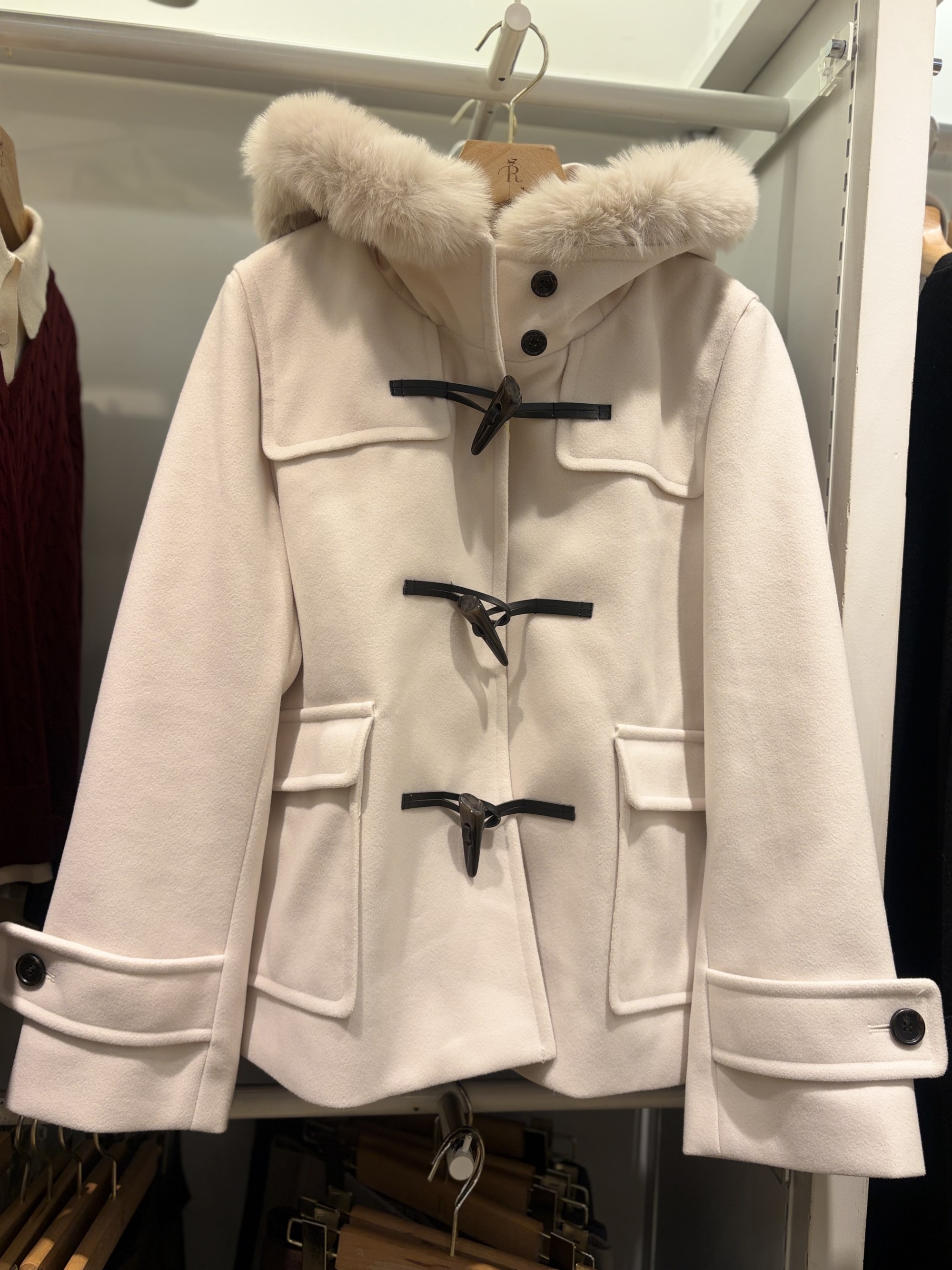 【華やかさをプラスするファー付き】