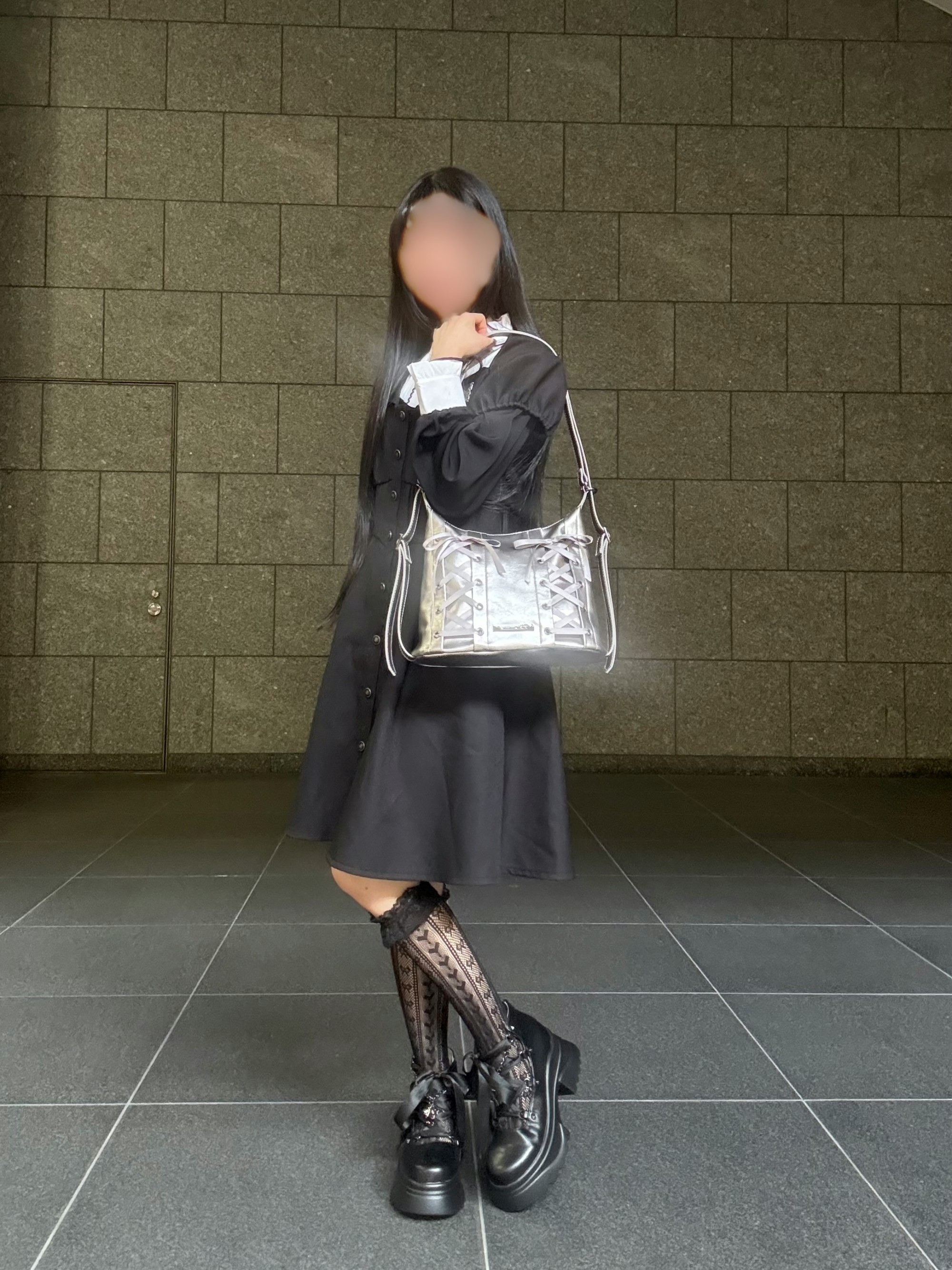 バッグも映えるモノトーンコーデ