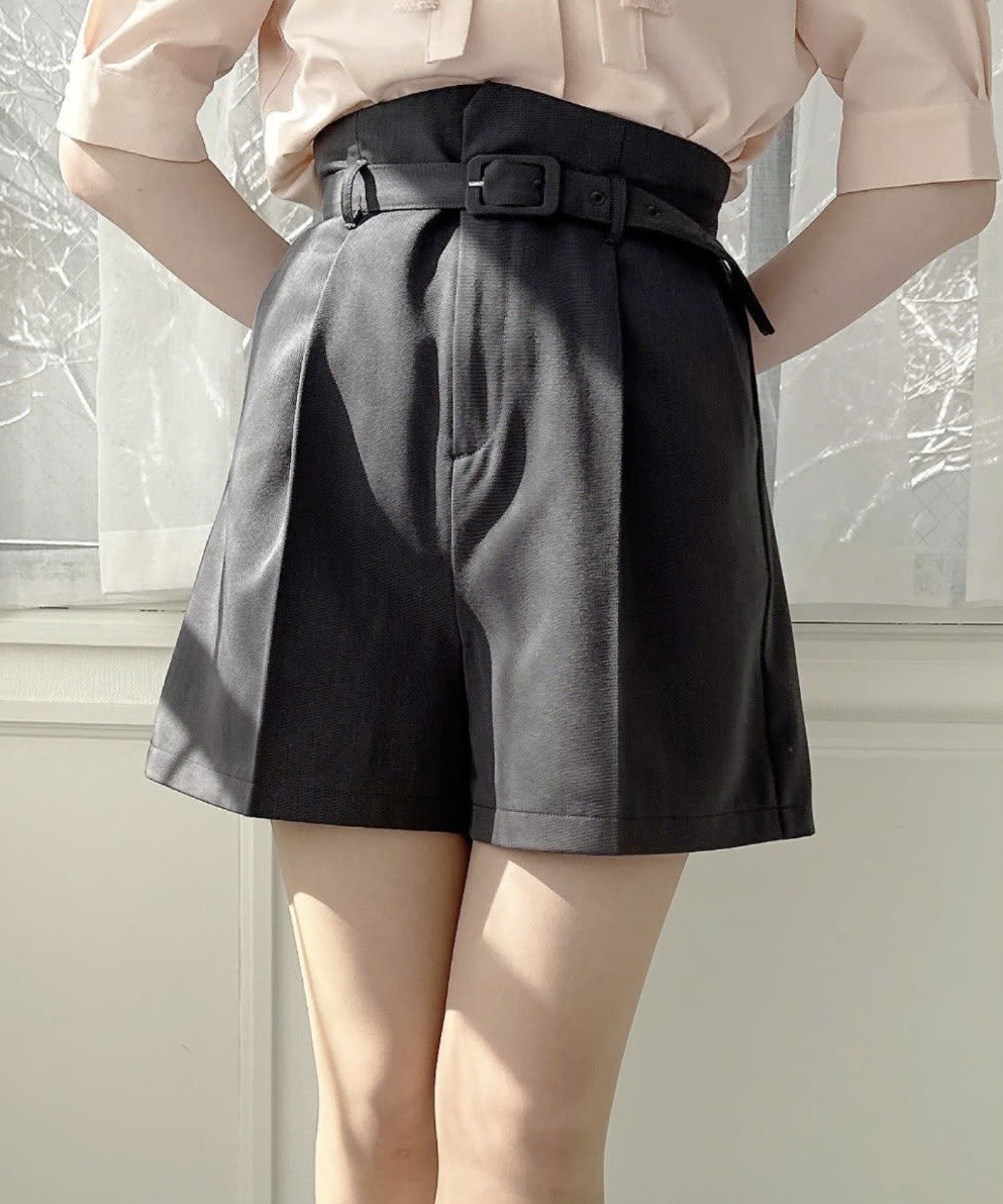 上品な細ベルトが効いたショートパンツ🌹
