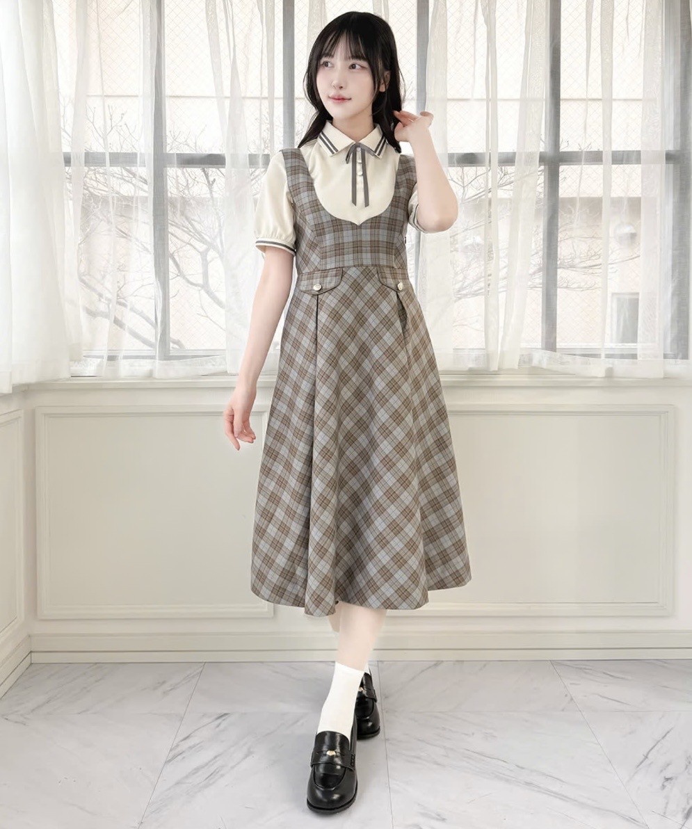 シーズンムードを感じる爽やかなレトロチェックが目を惹くジャンスカ🎀