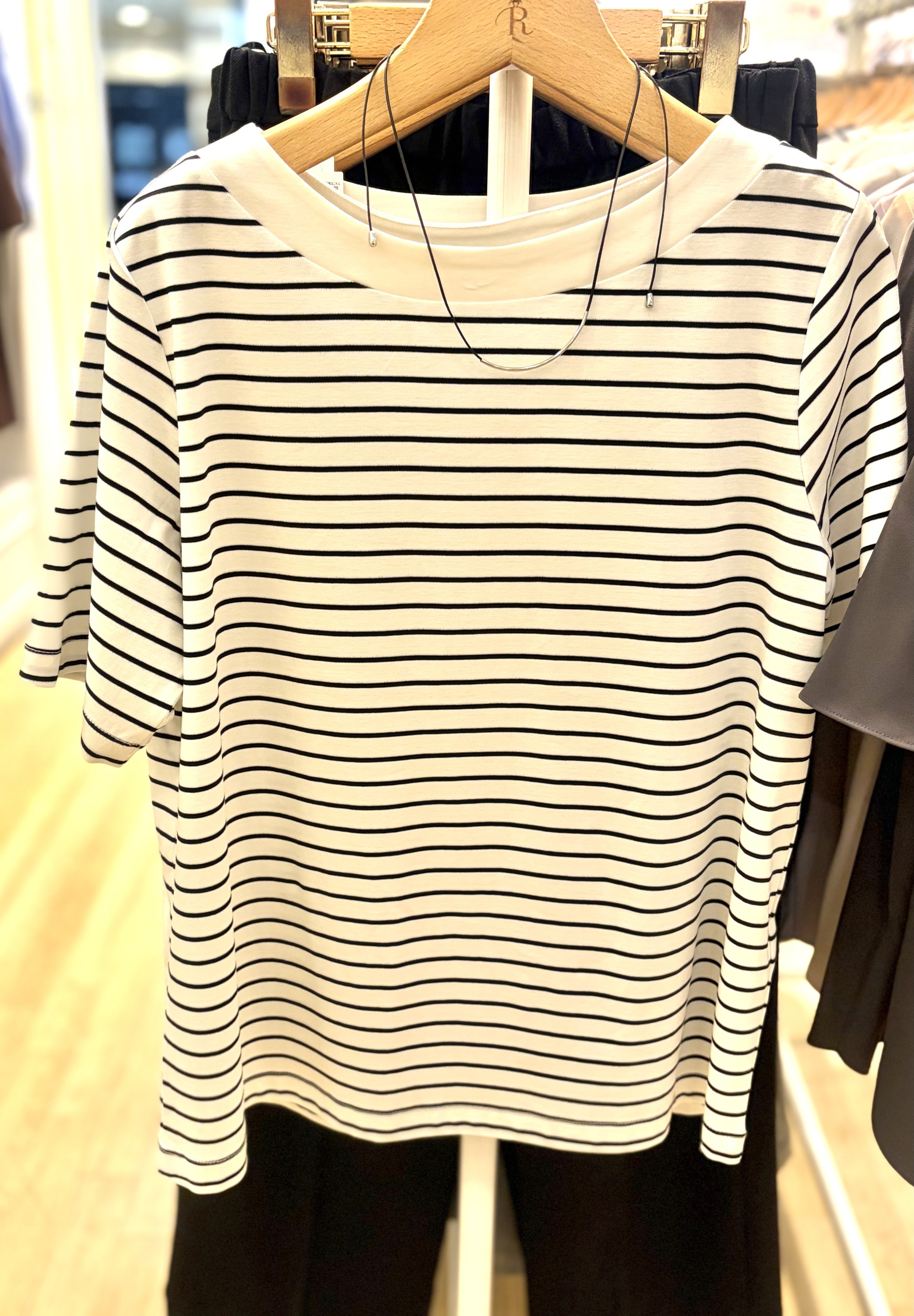 【上品な光沢とほどよい抜け感】キレイめカットソー