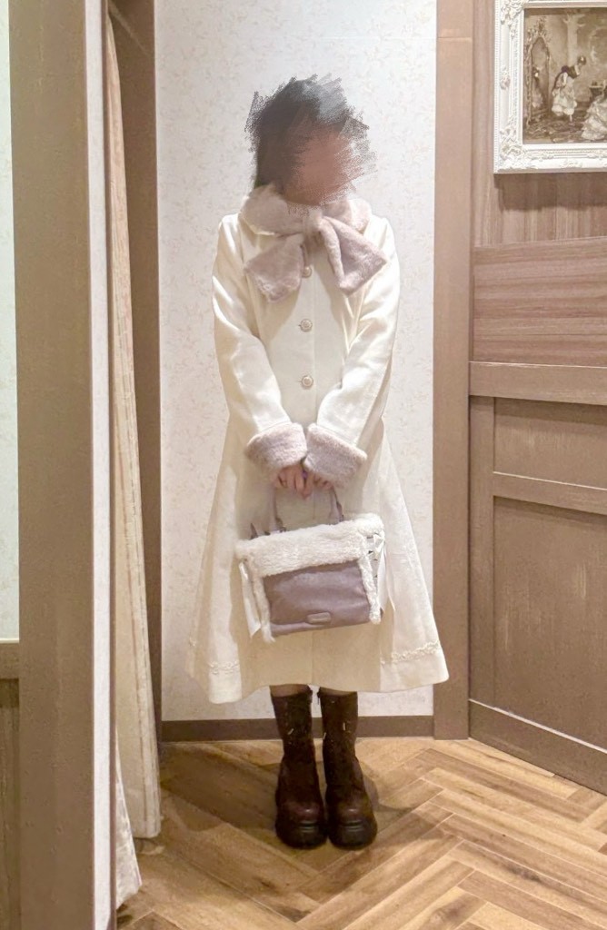 柔らかカラーのガーリーコーデ