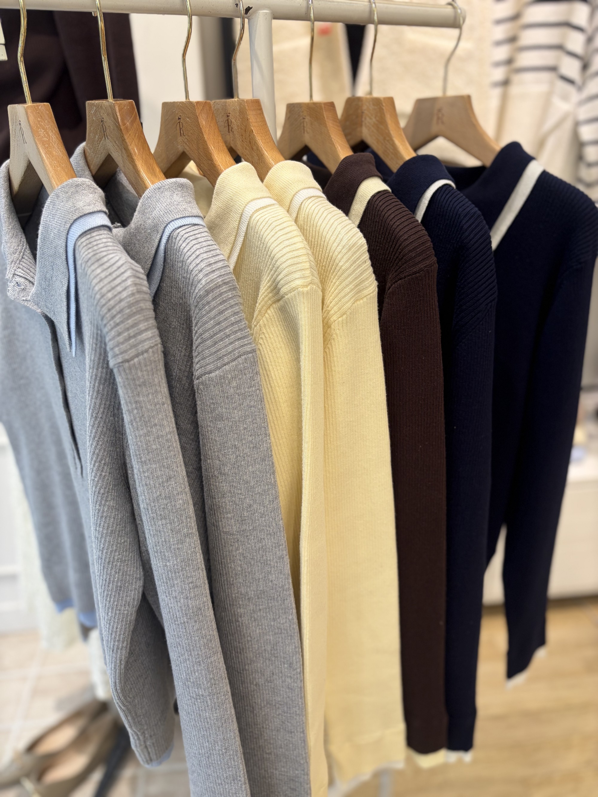 【配色カラーが顔まわりを引き立てる】リブポロニット