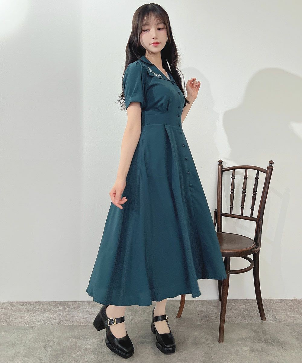 ローズの繊細な刺繍を施した衿が目を惹くワンピース。