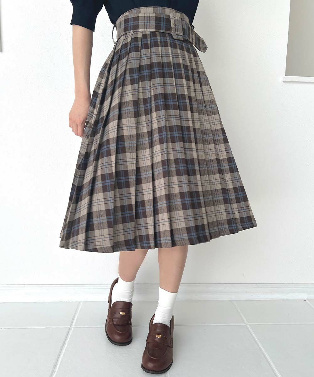 ウエストの太いベルトがコーデを引き締めてくれるプレッピーなプリーツスカート🌹