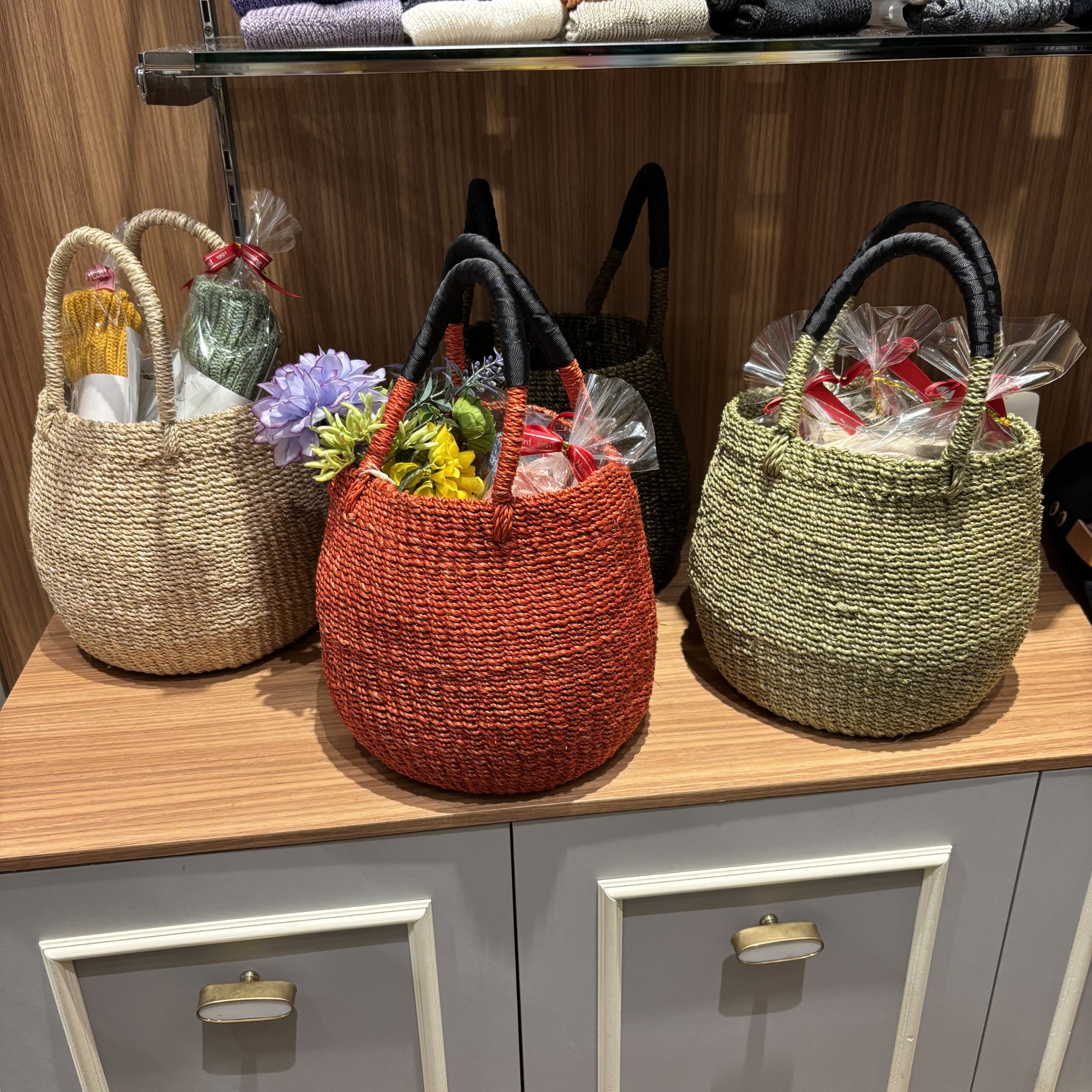 “ころん”と可愛い、アバカラウンドバッグ。
