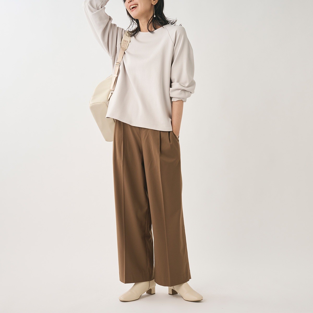 美シルエットと履き心地の良さを両立したタックワイドパンツ