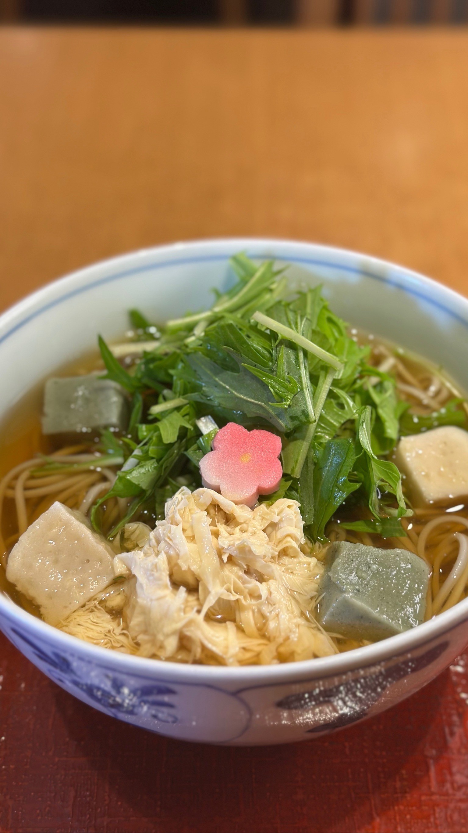 湯葉と生麩を一緒に味わえる✨「生麩と湯葉の水菜そば」