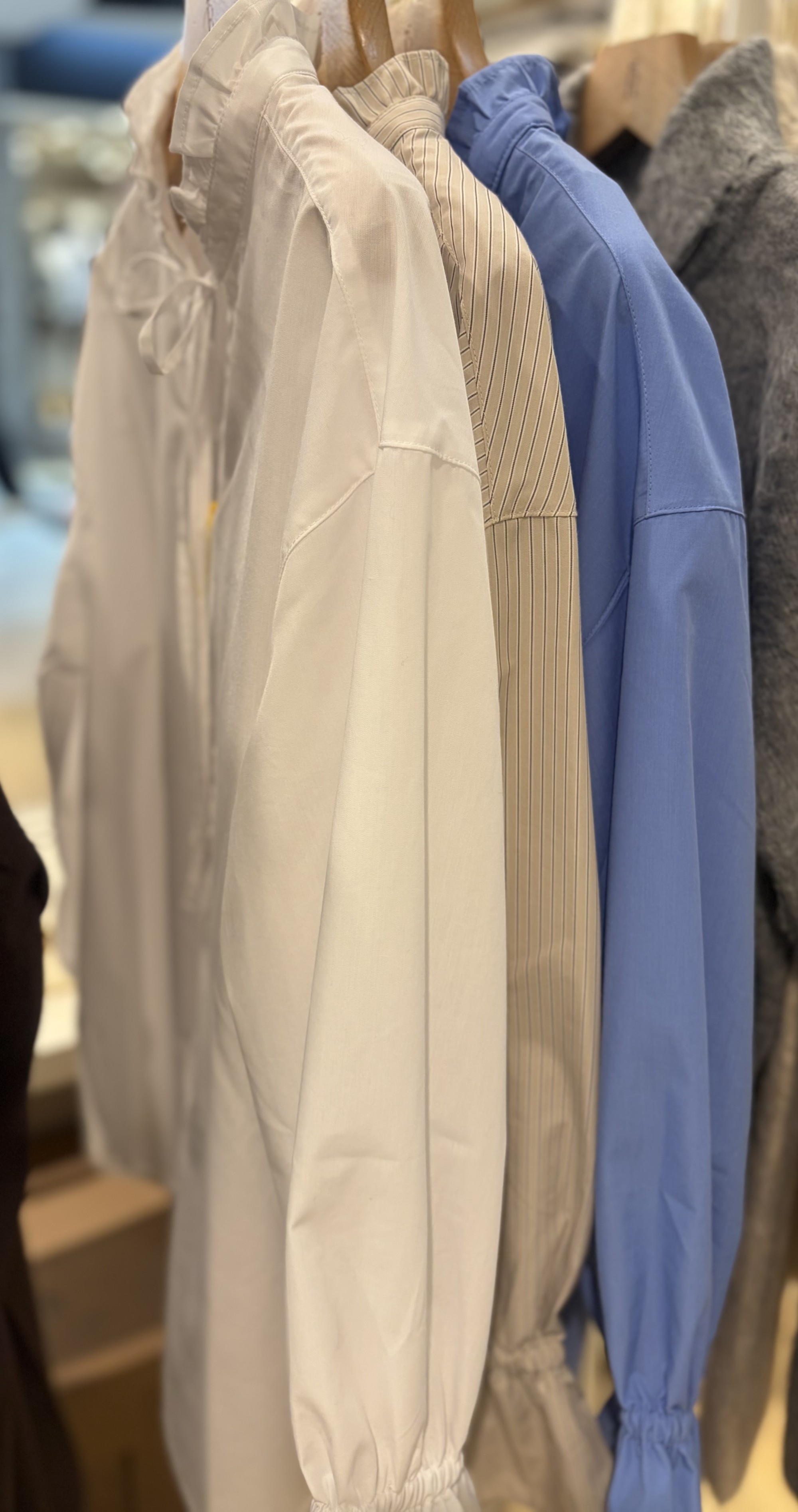 【フリルカラーで甘さをプラス】