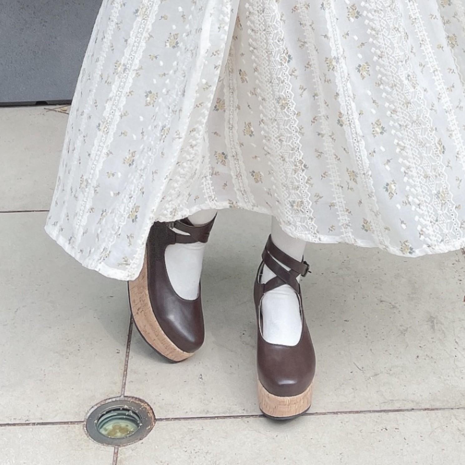 コルク調のソールとクロスストラップがクラシカルなムードたっぷりのパンプス👡