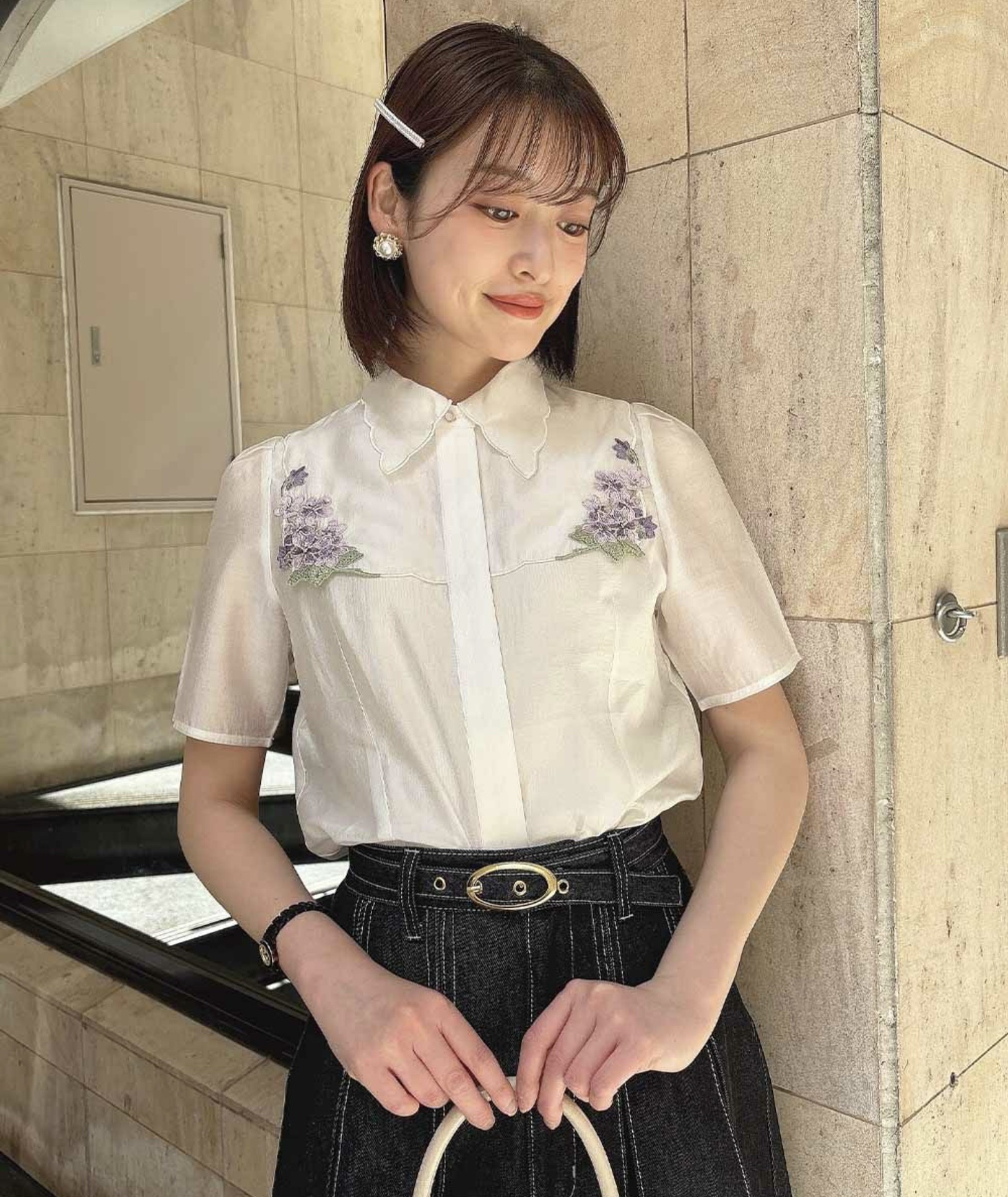 刺繍が上品な襟付きブラウス