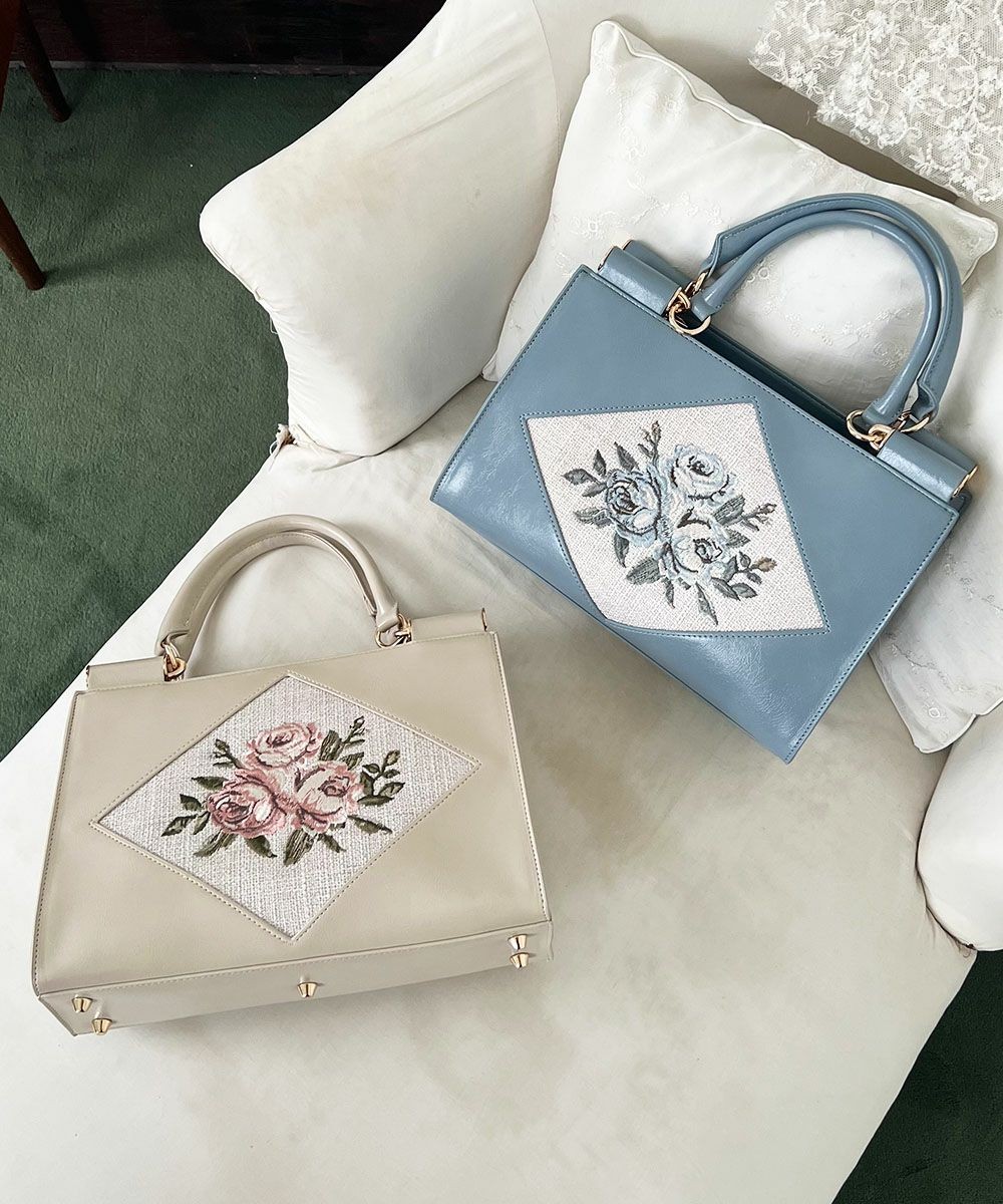 ダイヤ型のフレームに繊細なローズの刺繍を施したハンドバッグ👜