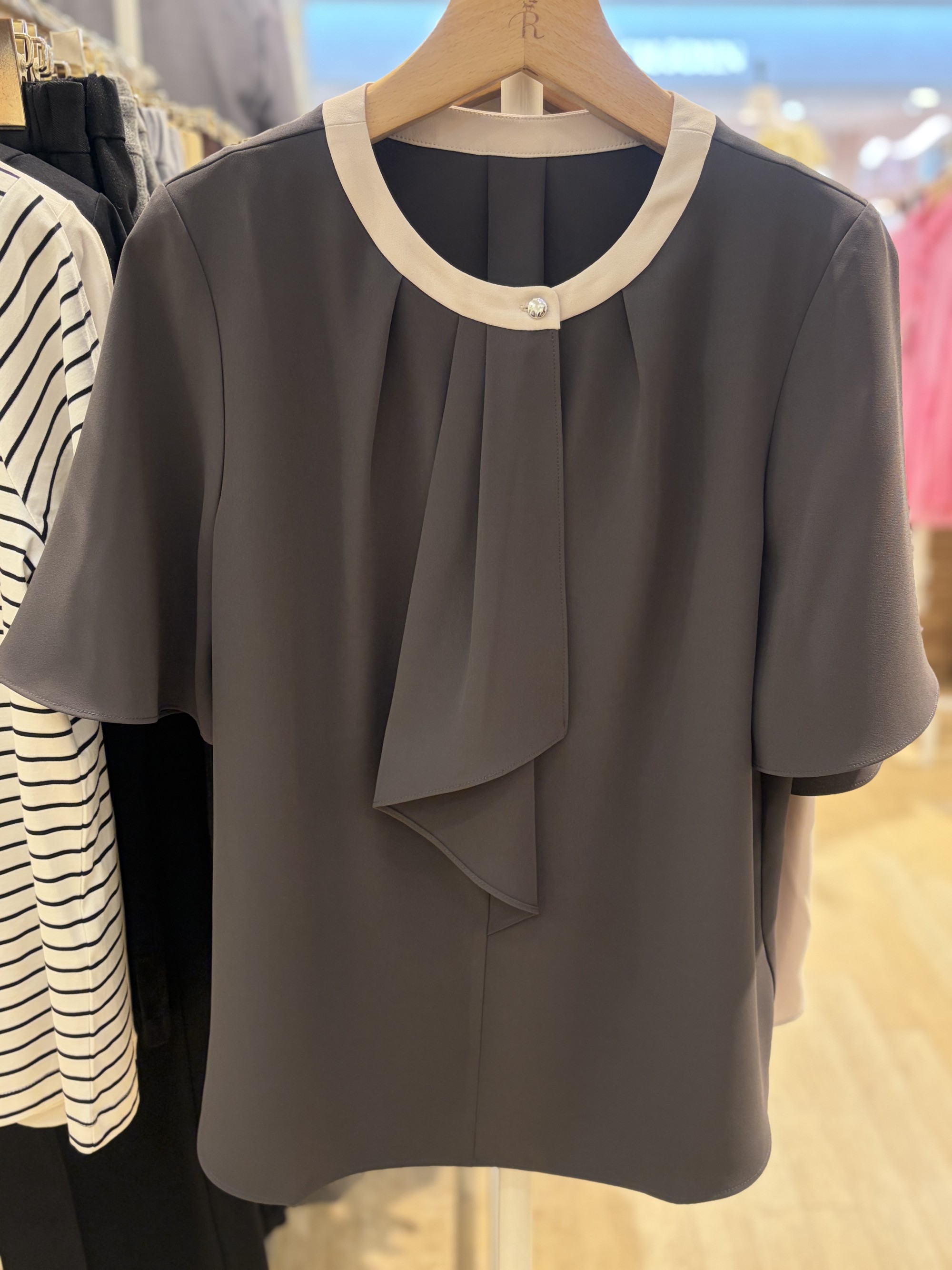 【暑い時期のオフィスシーンでも活躍！】ブラウス