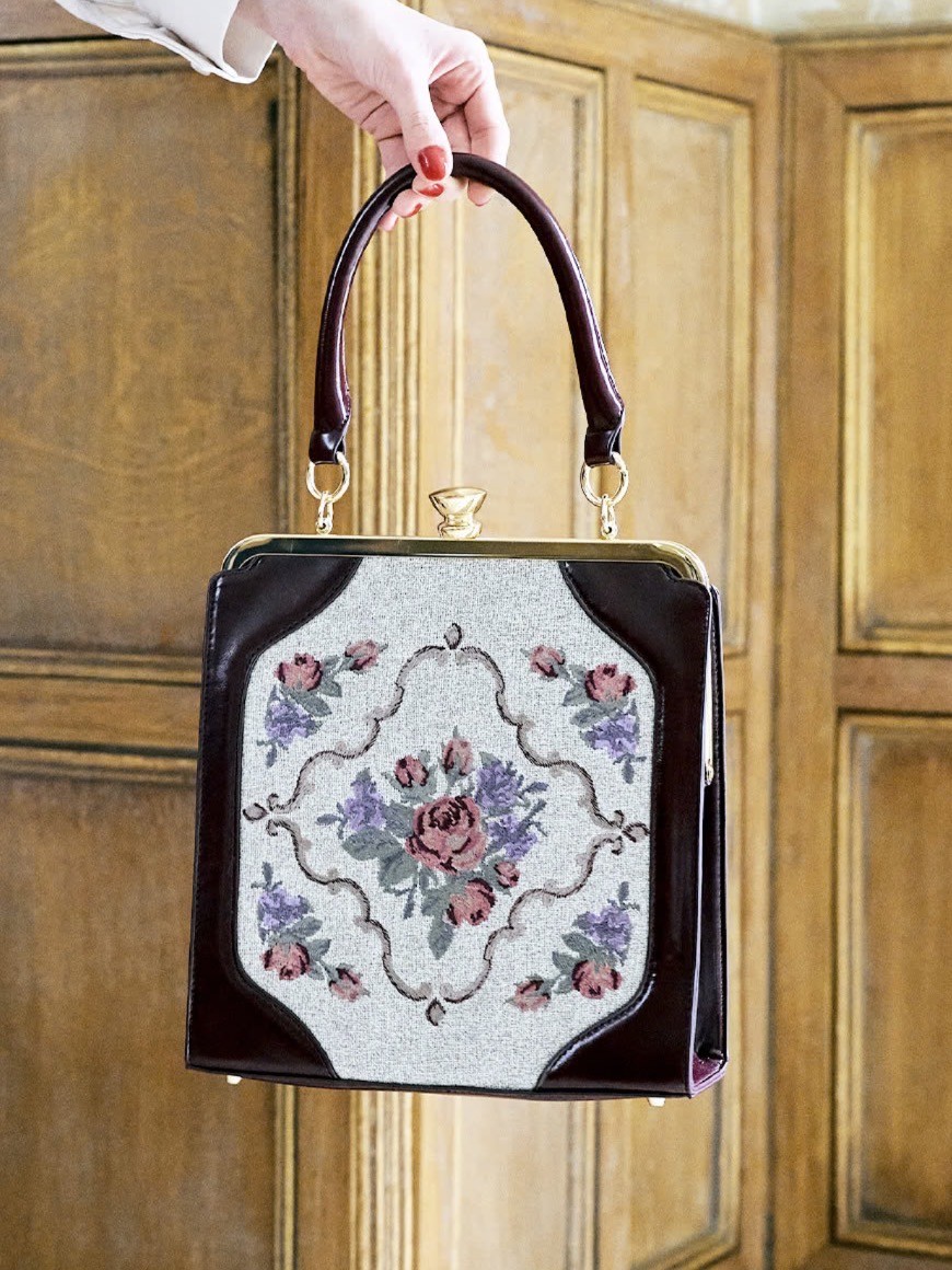 美術品のような繊細な刺繍が美しいアイコニックながま口バッグ🥀