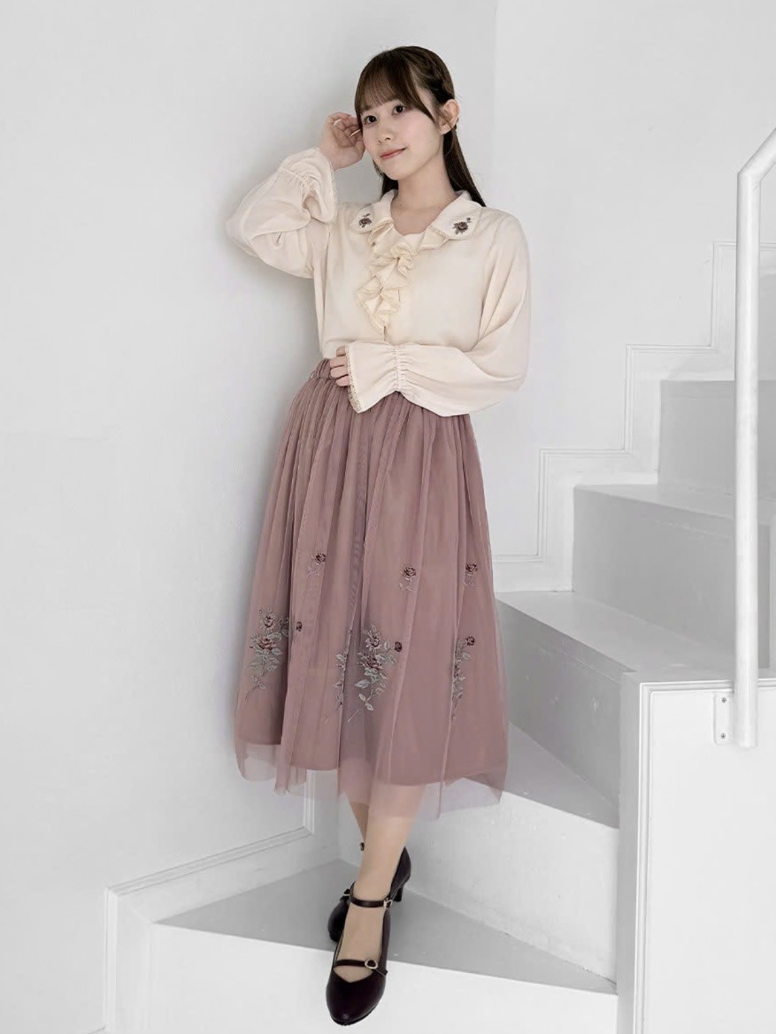 オリジナルのローズ刺繍がクラシカルで目を惹くブラウス🥀
