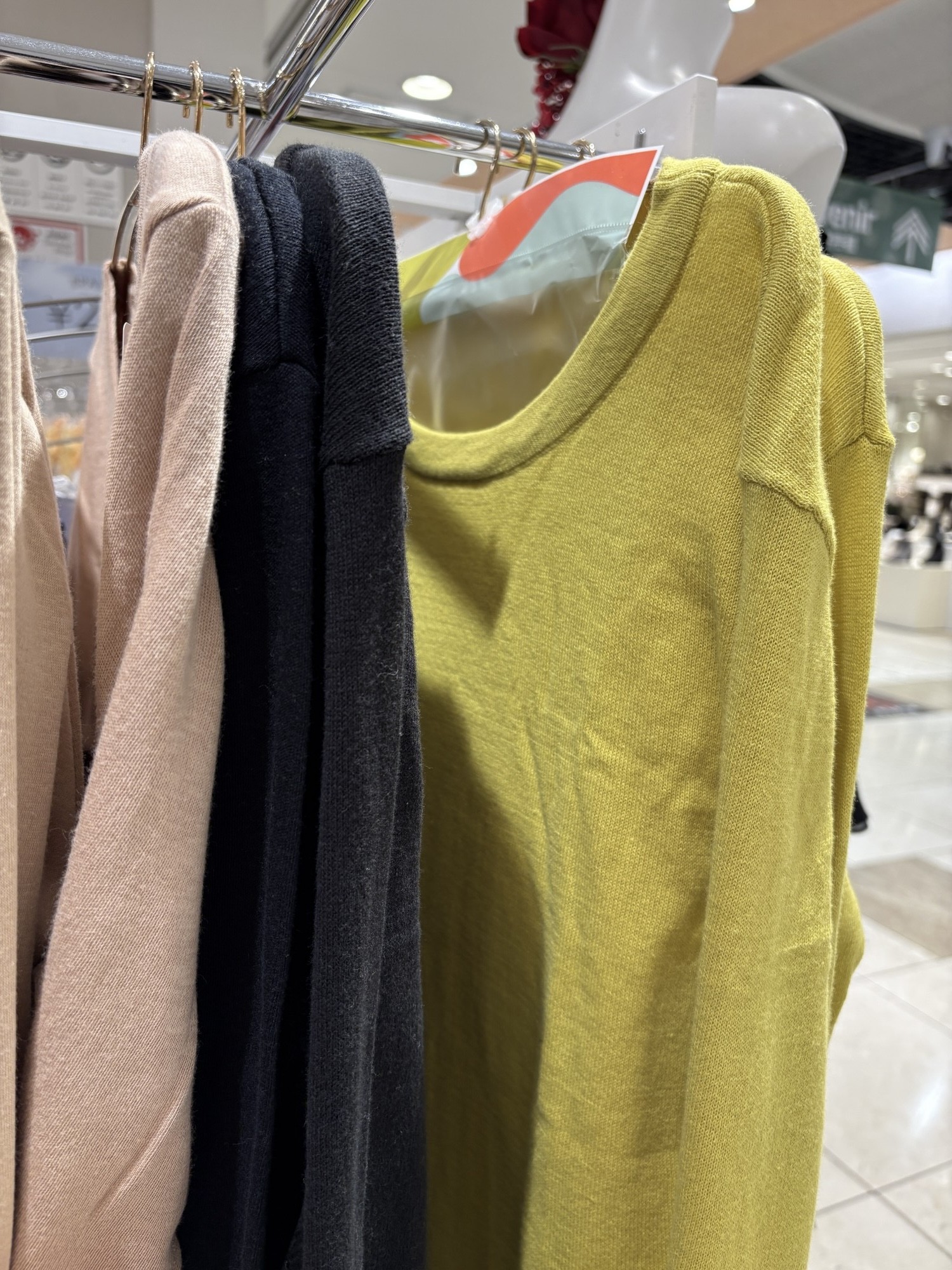 《綿ニット》一枚あるだけで変わります！