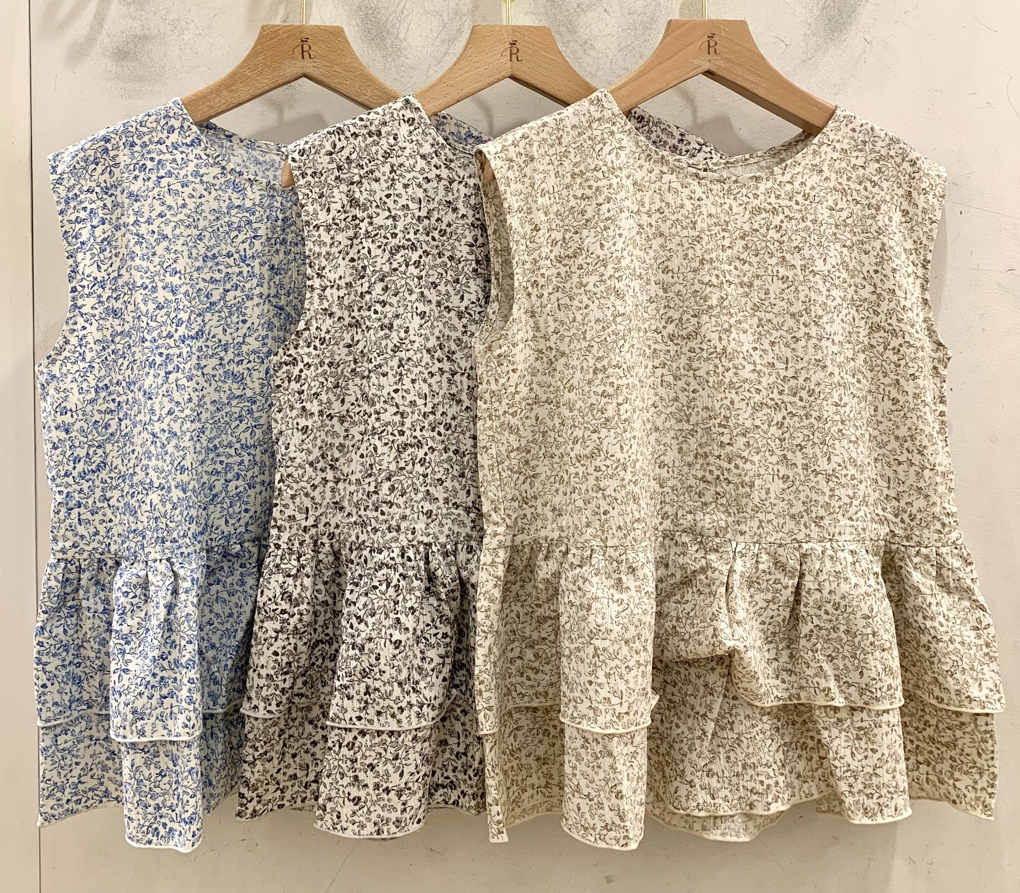 【トレンド感なく着られる！】小花プリントブラウス