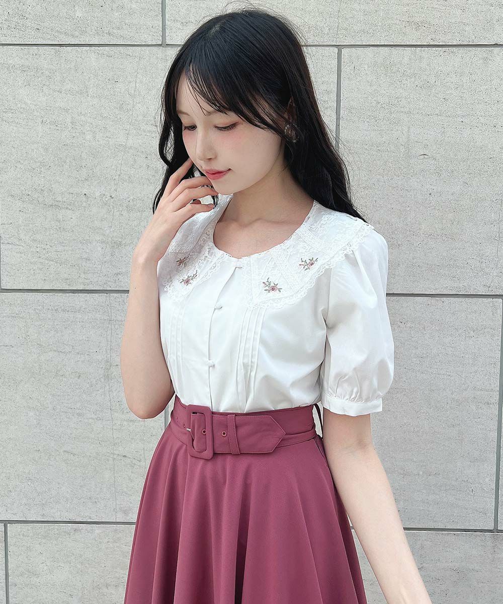 チュールレースの衿が乙女心をくすぐるブラウス♡