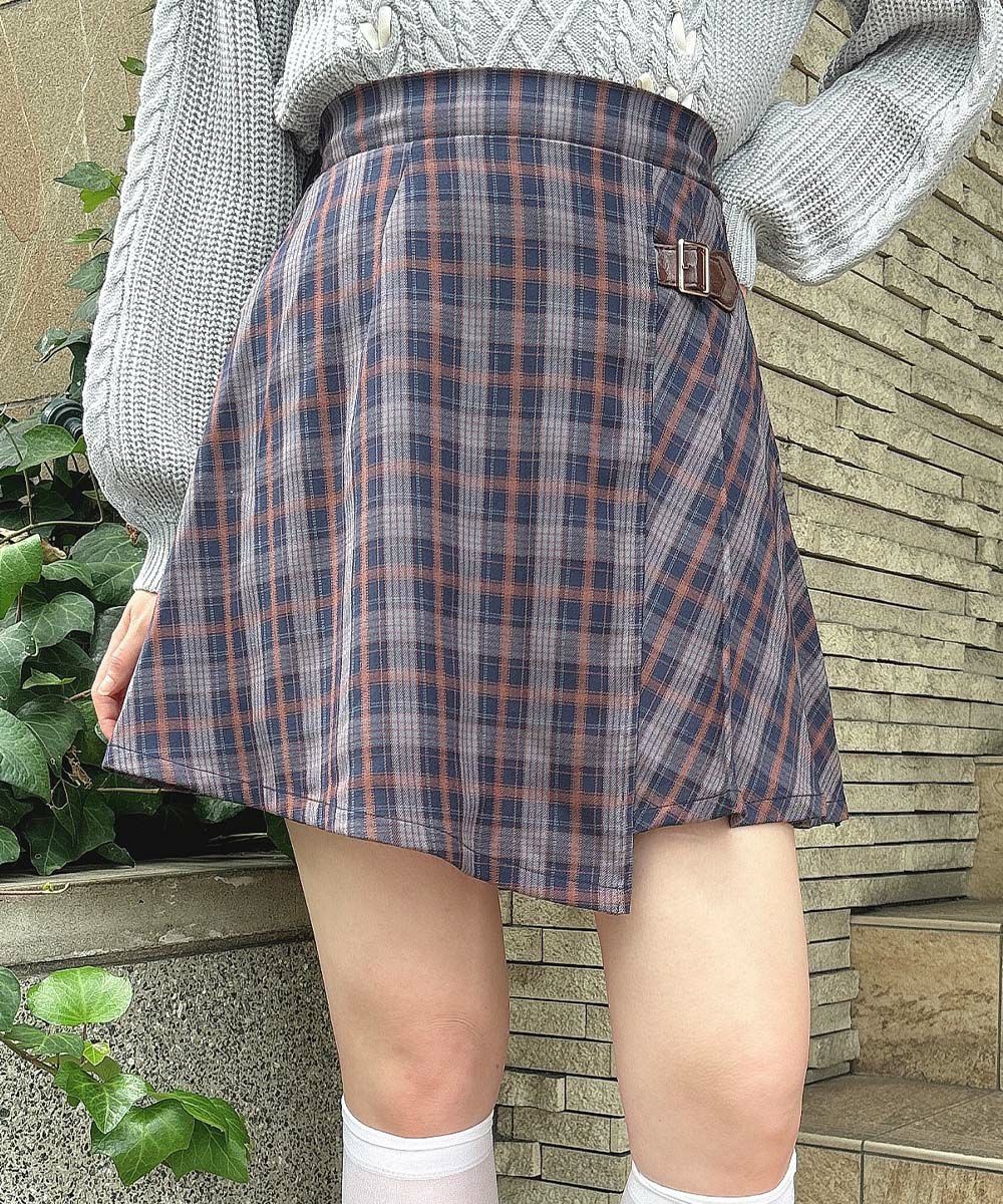 シーズンムードを感じるレトロなチェック柄のミニスカート♡