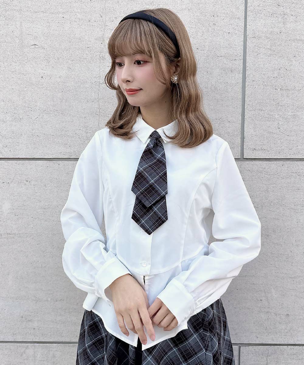 ペプラムの美シルエットが目を惹くネクタイ付きのシャツ🌹