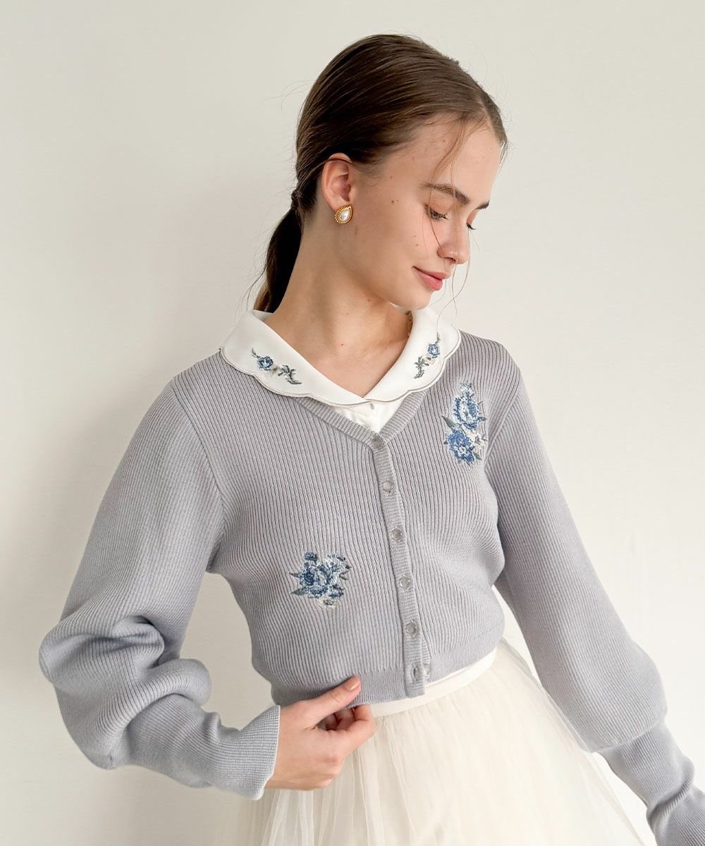 アシンメトリーに配置されたローズ刺繍がクラシカルなニットカーディガン🌸