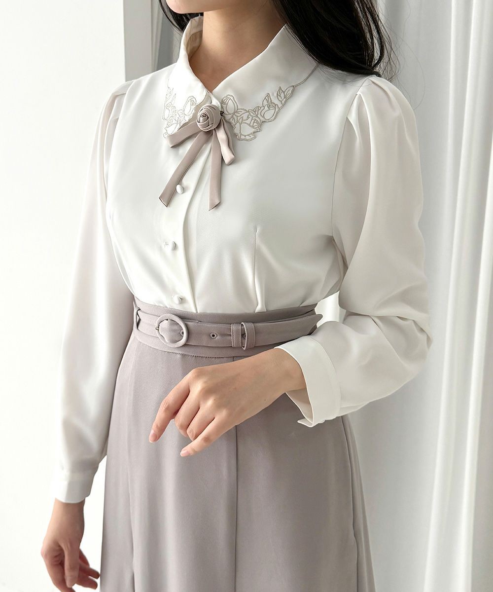 フロントのローズタイがとびきりクラシカルで目を惹くブラウス🌹