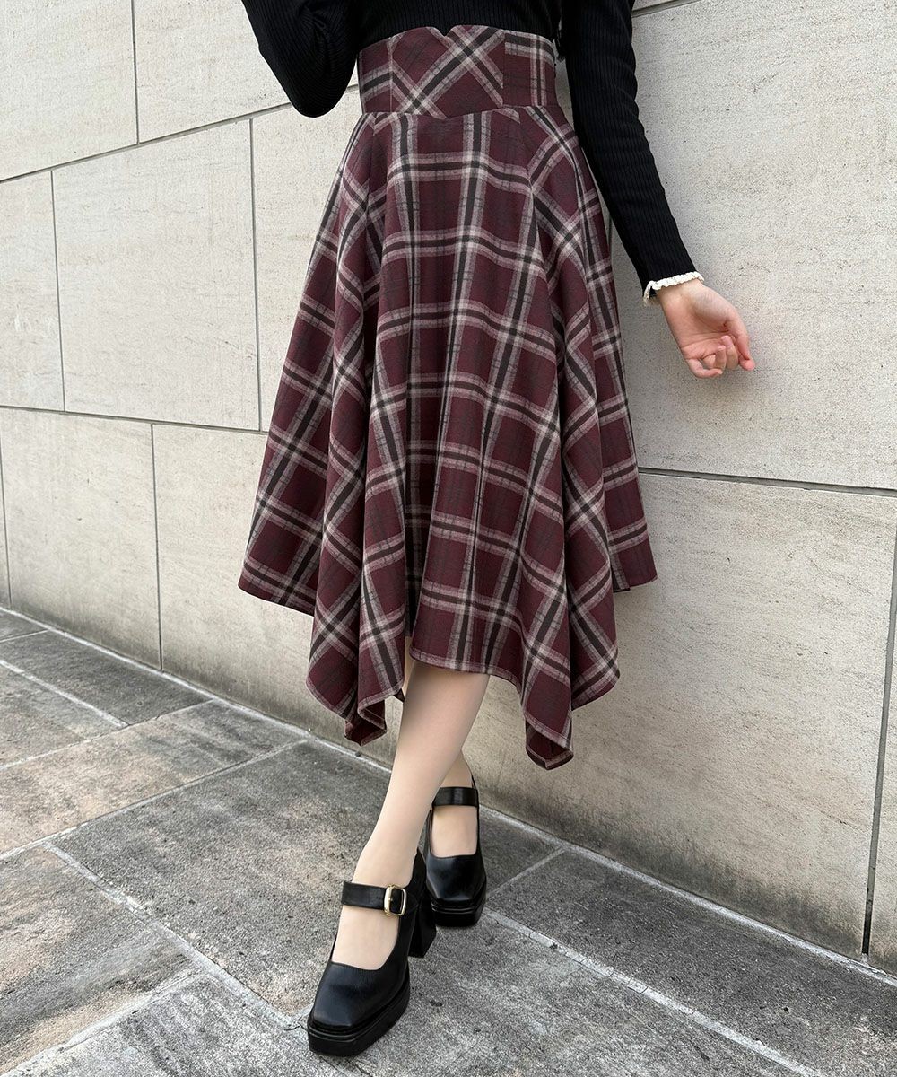 レトロなチェック柄のランダムヘムが目を惹くスカート💐