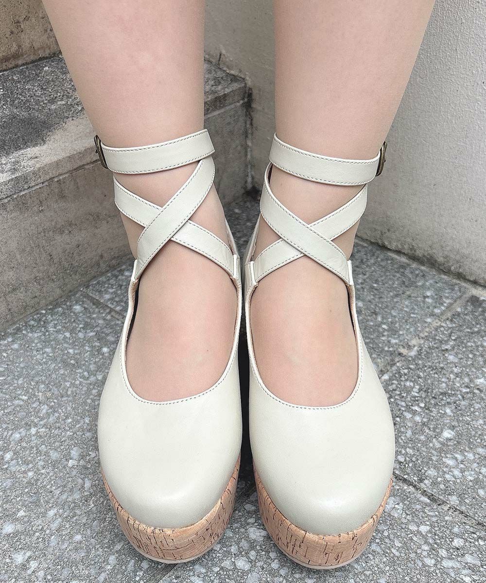 コルク調のソールとクロスストラップがクラシカルなムードたっぷりのパンプス👡