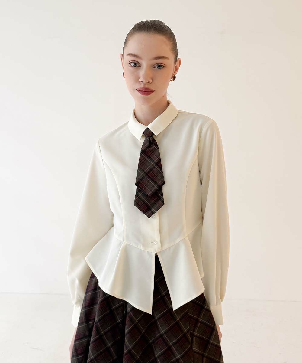 ペプラムの美シルエットが目を惹くネクタイ付きのシャツ🌹