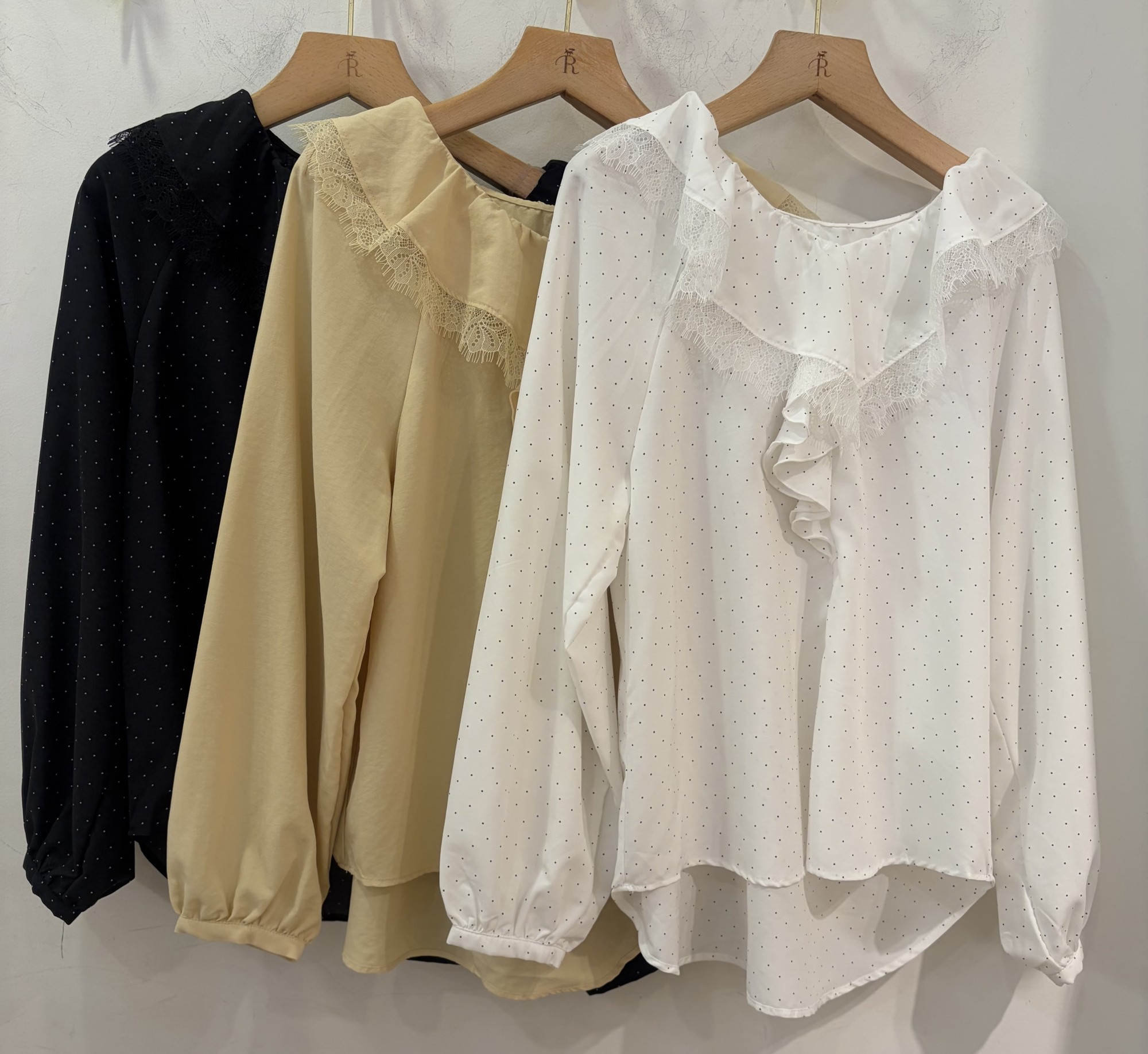 【華やかなラッフルフリル。多機能素材で快適に…】上品ブラウス