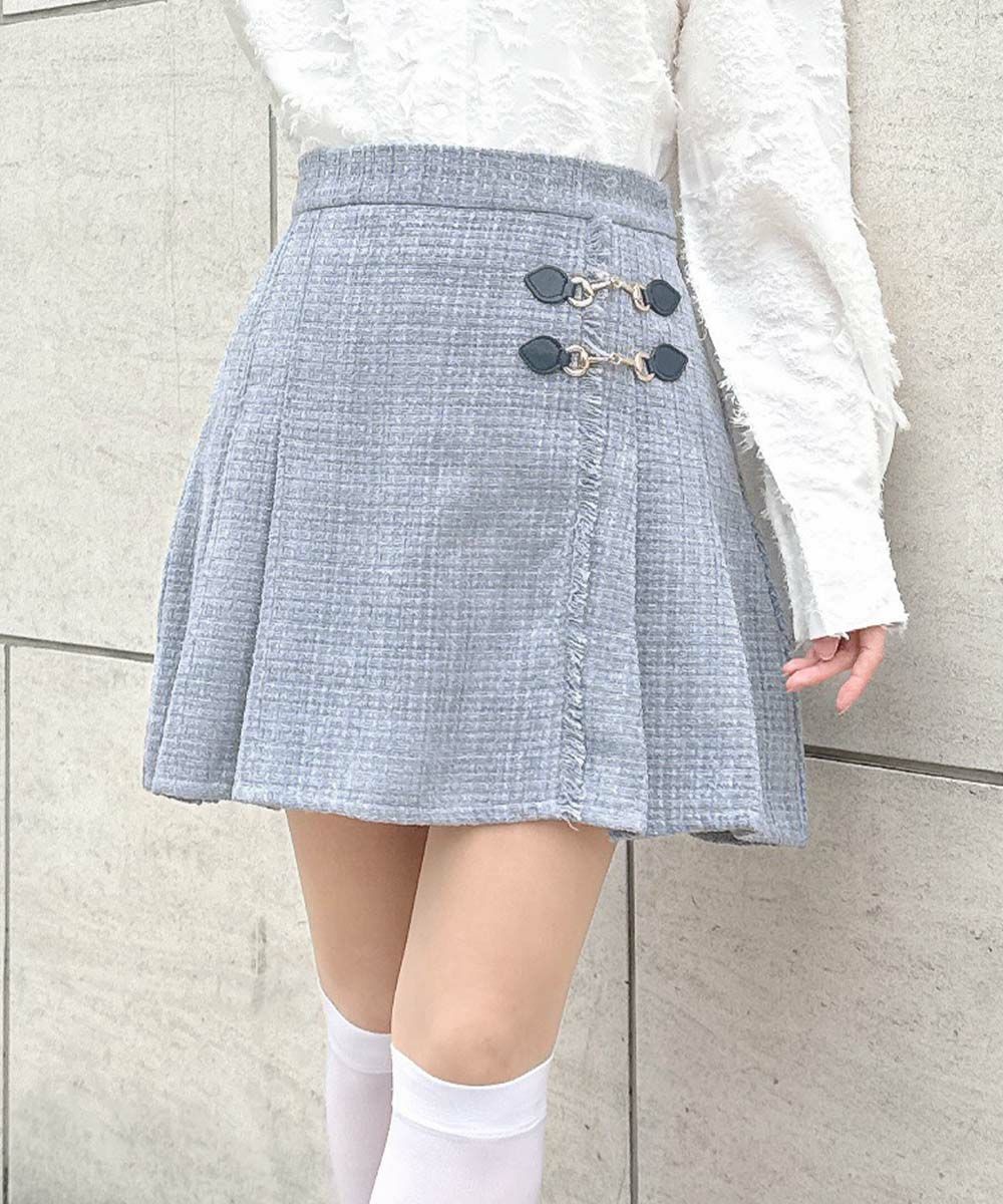 表面感のあるツイード素材が目を惹くミニスカート♡
