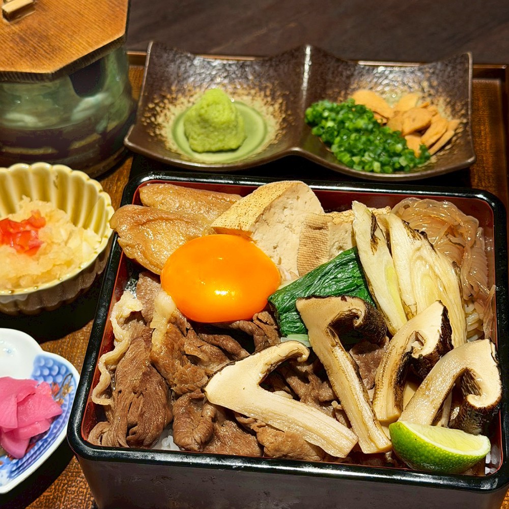 🍁【季節限定】京都地卵“どすえ”と味わう芳醇松茸と厳選和牛のすき焼き重🍱
