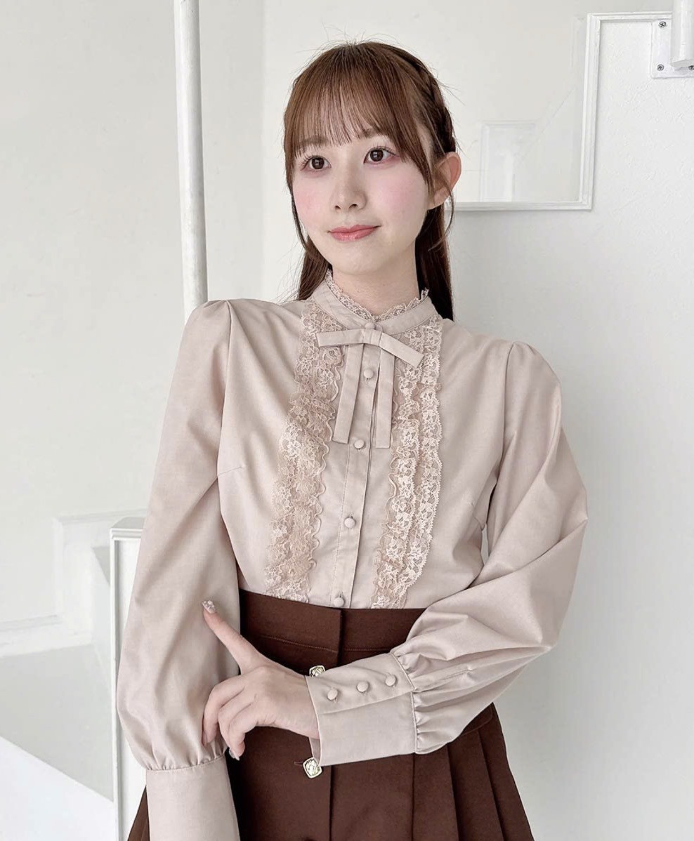 レースフリル使いがトレンドライクな甘さのブラウス♡