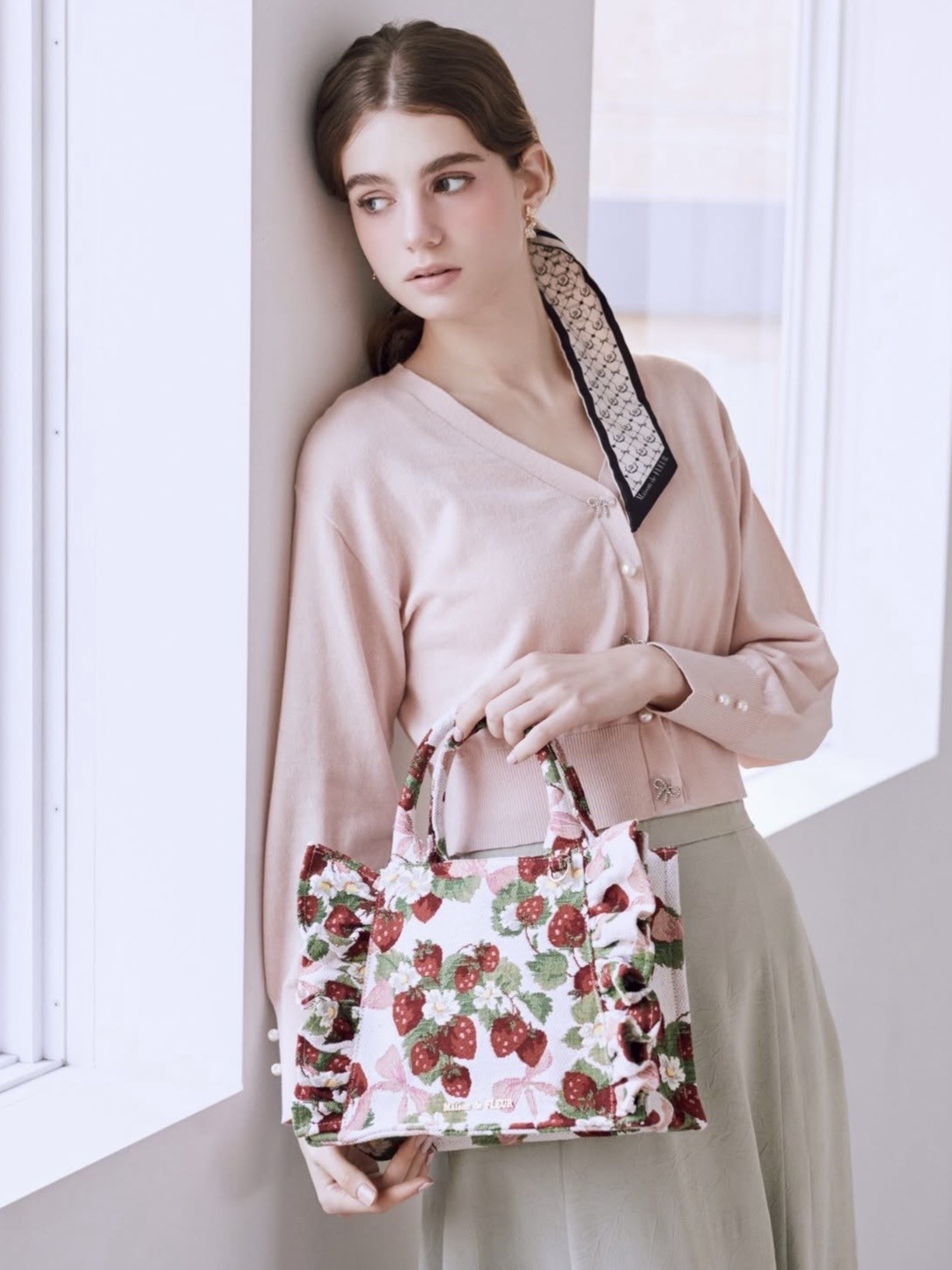 いちごのオリジナル柄を繊細な織りで表現したコレクションが登場🍓