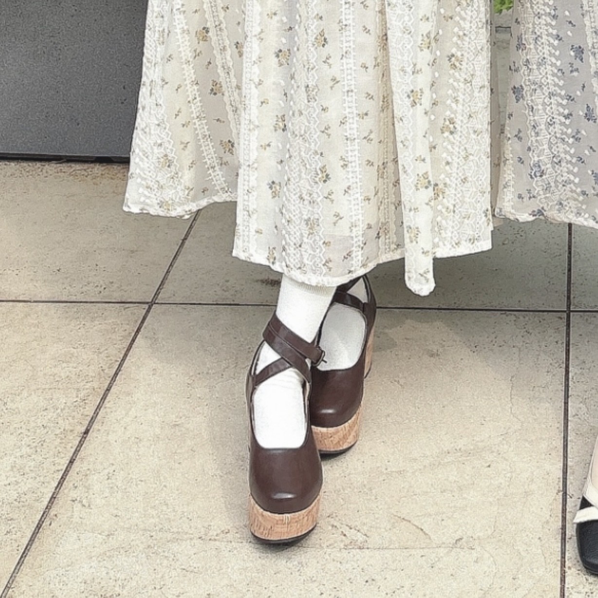 コルク調のソールとクロスストラップがクラシカルなムードたっぷりのパンプス👡