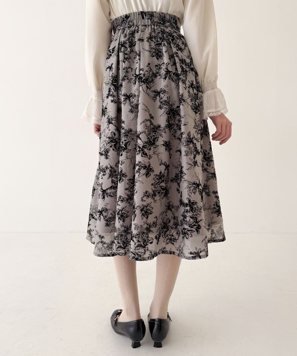 フロッキーの繊細な花柄がクラシカルなスカート💐