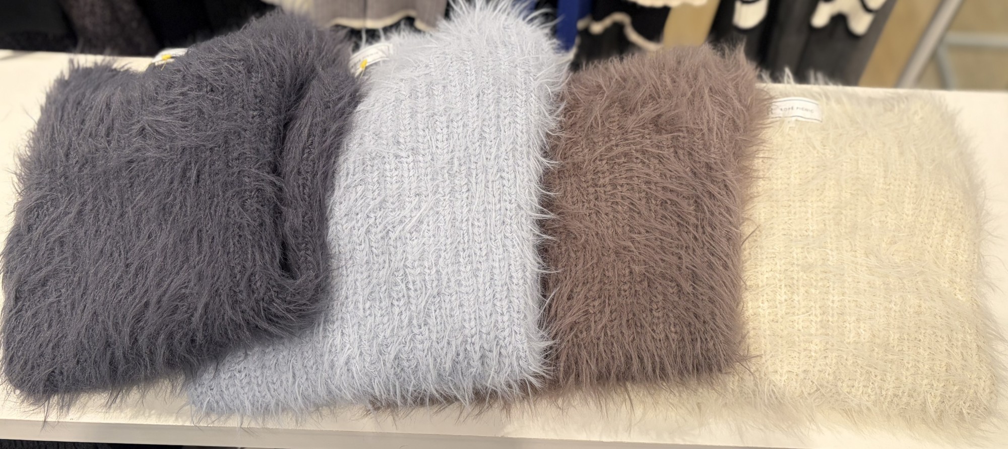 【ふわふわ、なのに甘すぎない】フェザーニット