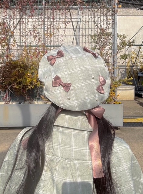 後ろ姿もガーリーにできるベレー帽