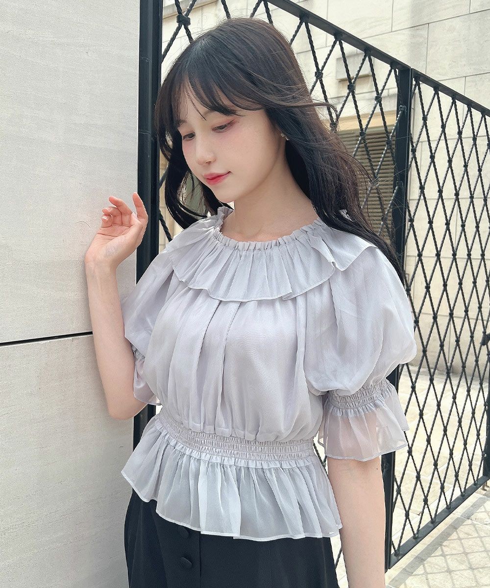 優しいシャイニー感のあるシアー素材がキャッチーなブラウス🎀
