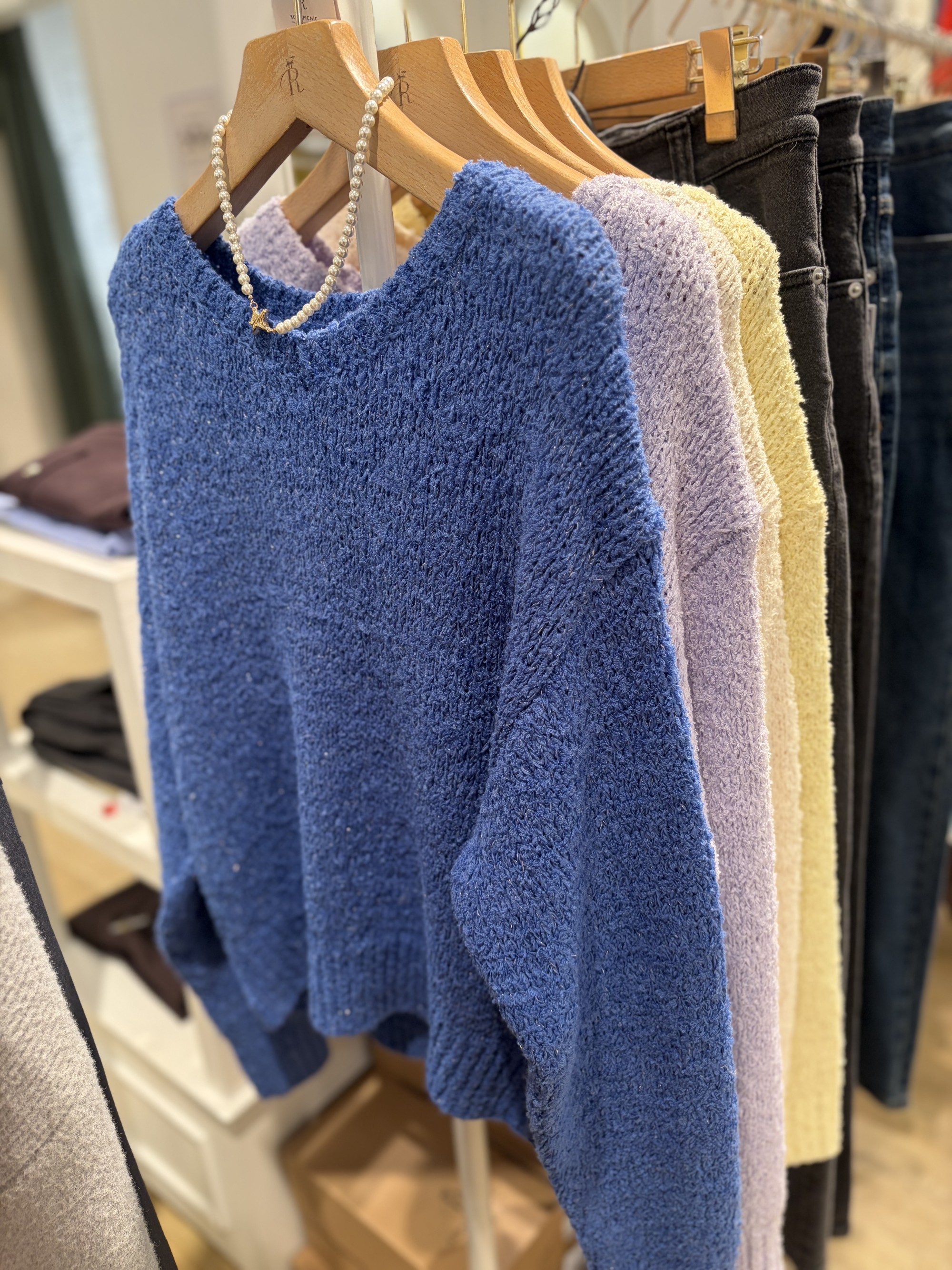 【さりげないラメが映える】フリンジヤーンニット