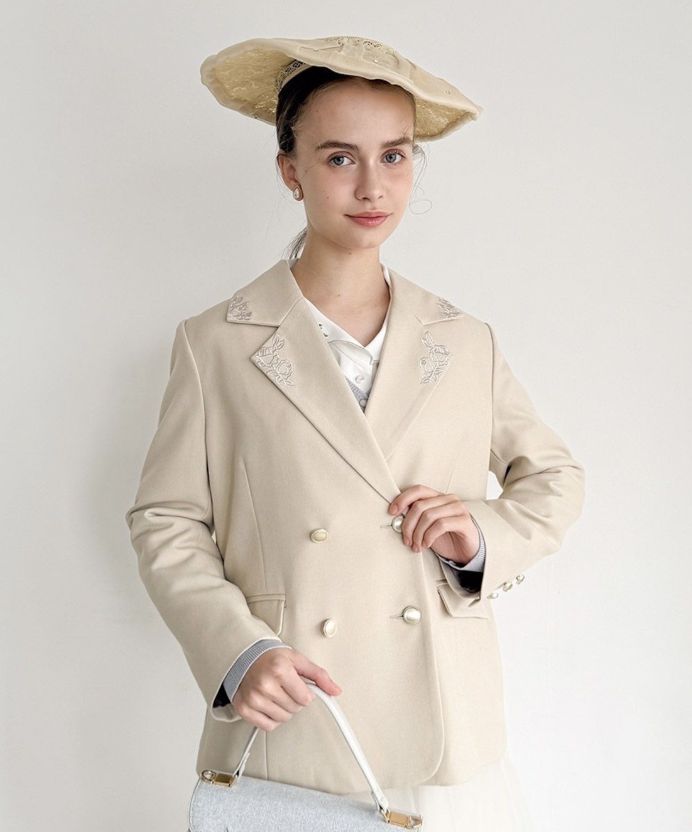 衿の繊細なローズ刺繍が目を惹くジャケット🥀